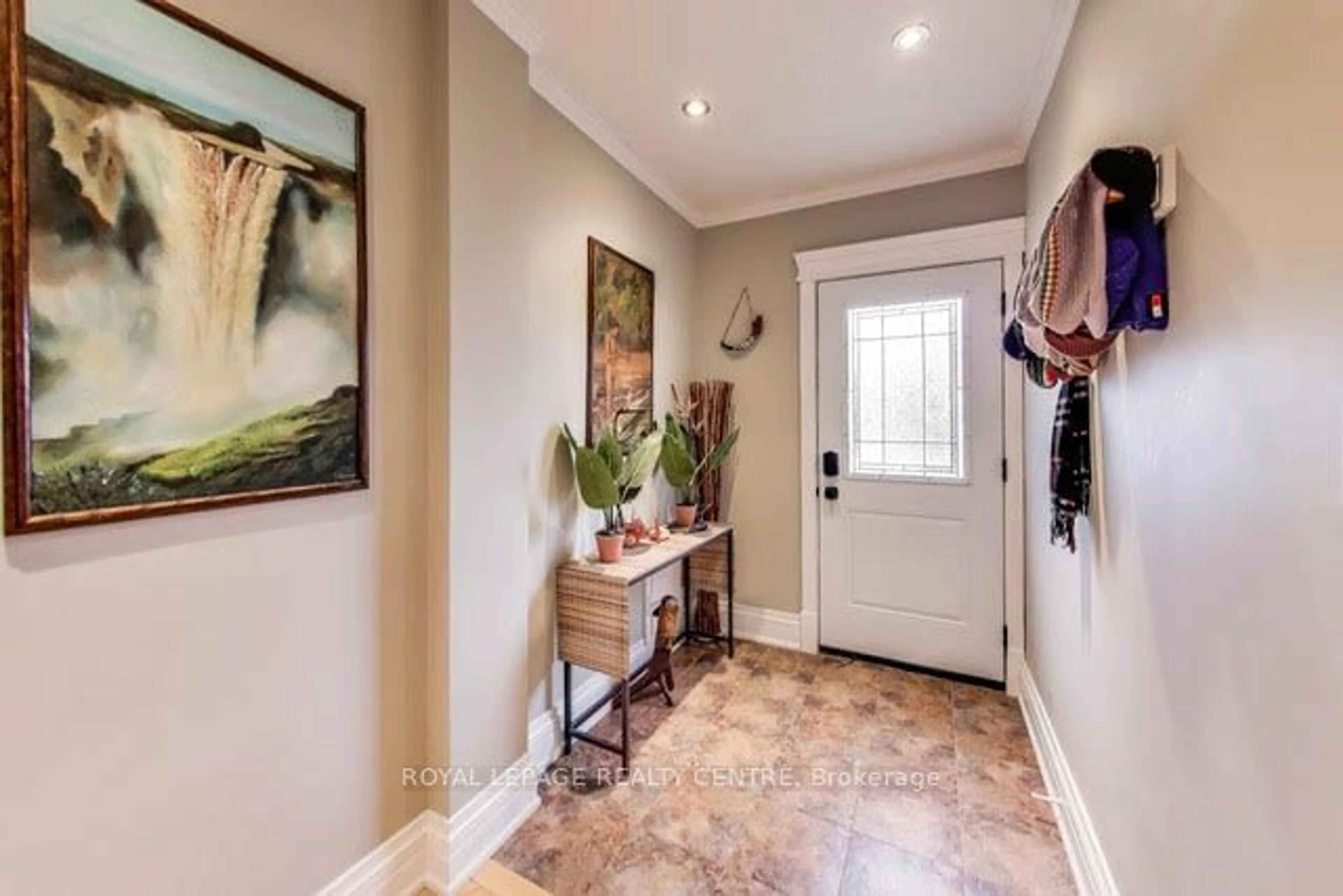 Indoor entryway, wood floors for 45 West St, Brampton Ontario L6X 1V8