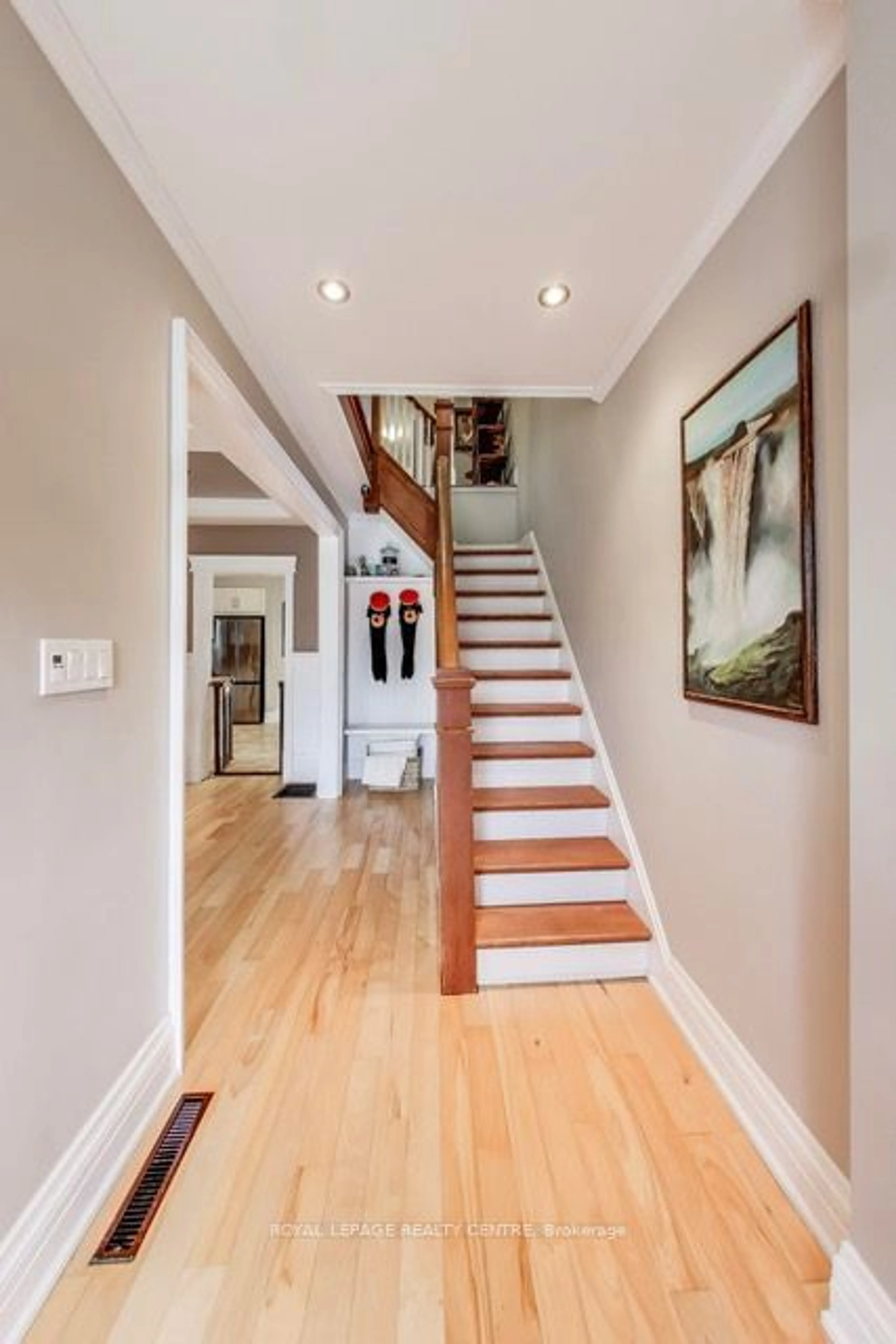 Indoor entryway, wood floors for 45 West St, Brampton Ontario L6X 1V8