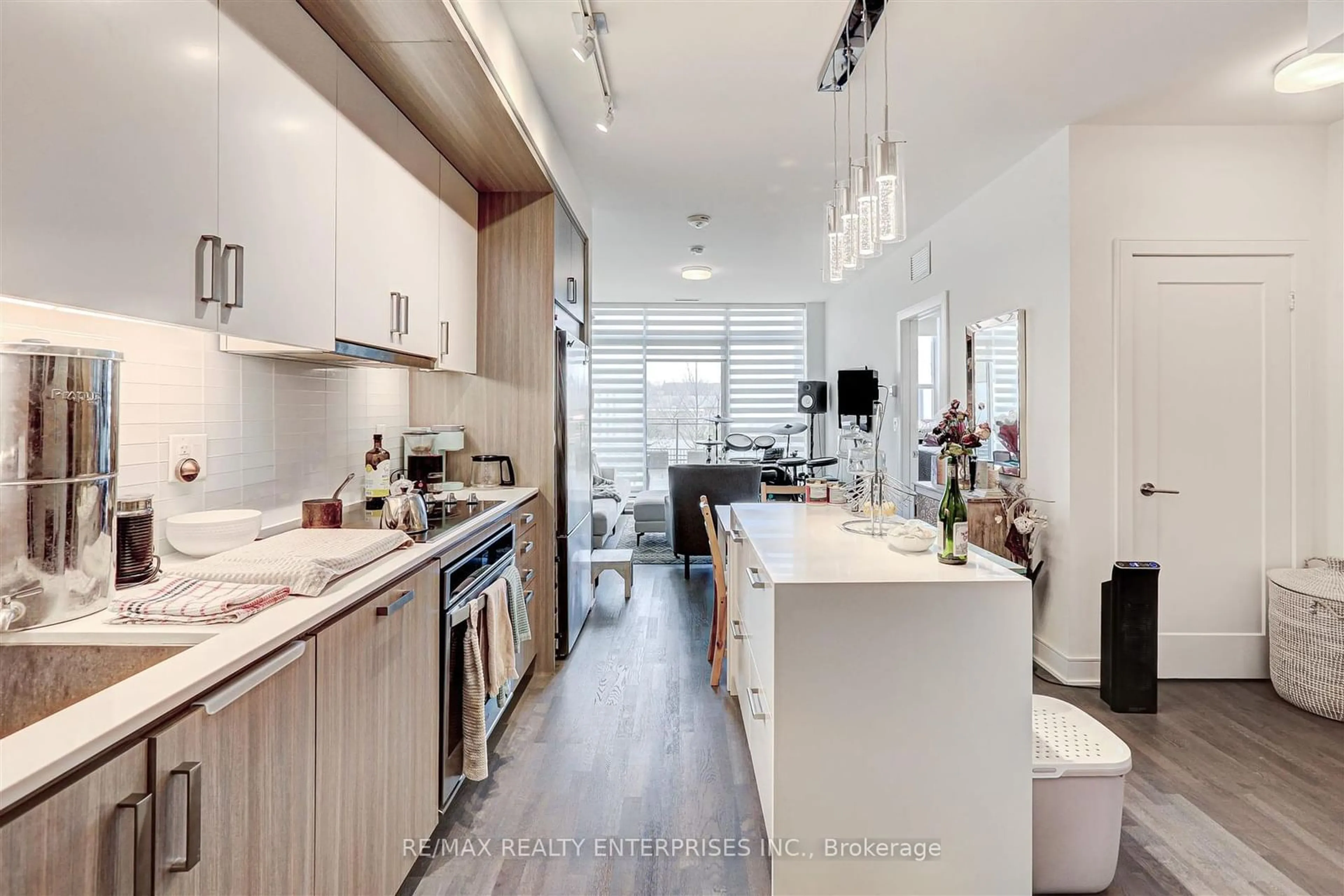 Open concept kitchen for 1575 Lakeshore Rd #GR25, Mississauga Ontario L5J 0B1