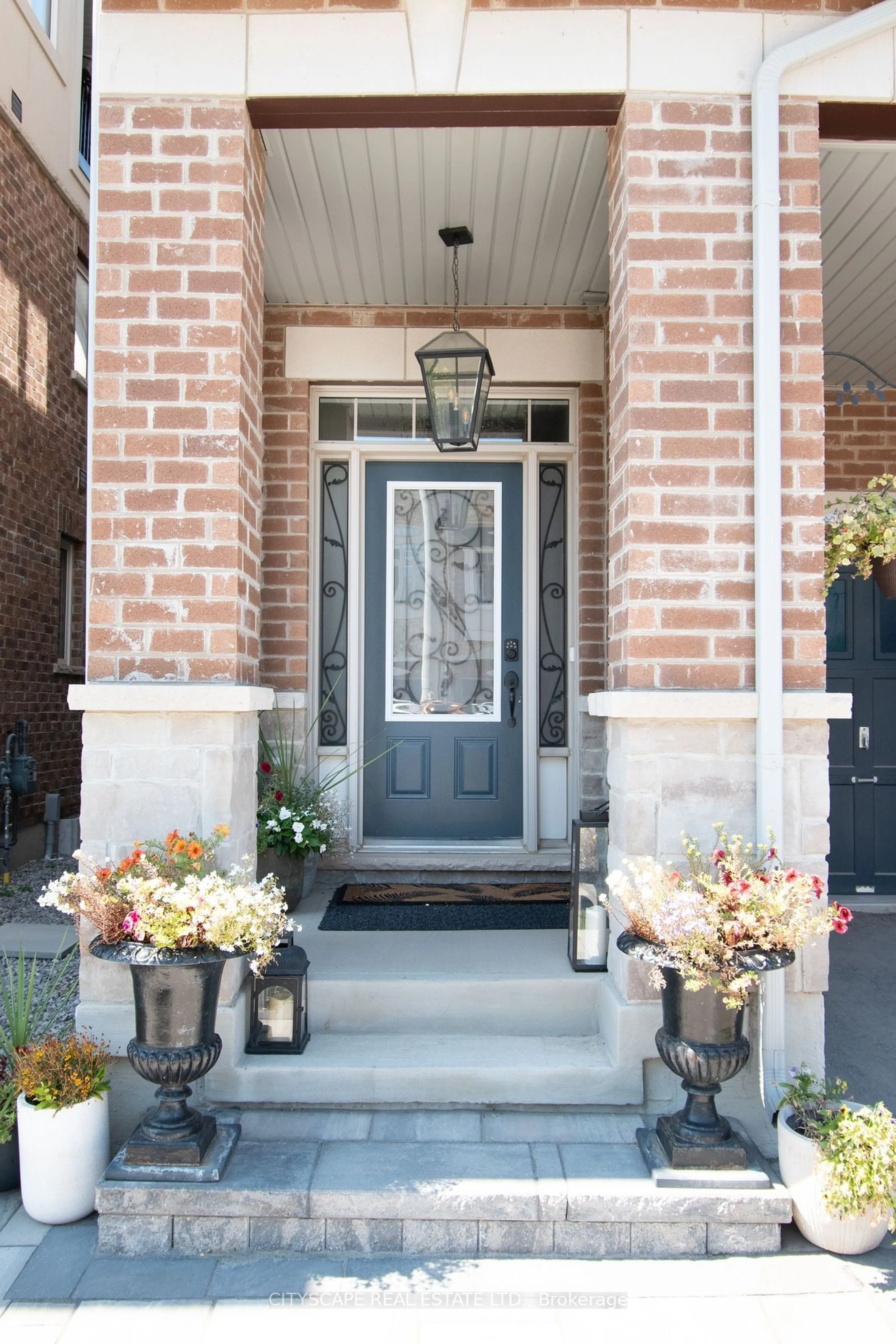 Indoor entryway, wood floors for 3961 Koenig Rd, Burlington Ontario L7M 0Z7