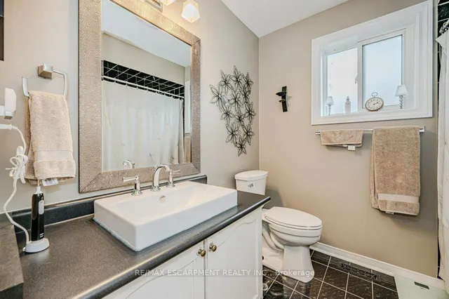 Additional property image - 633 Amelia Cres