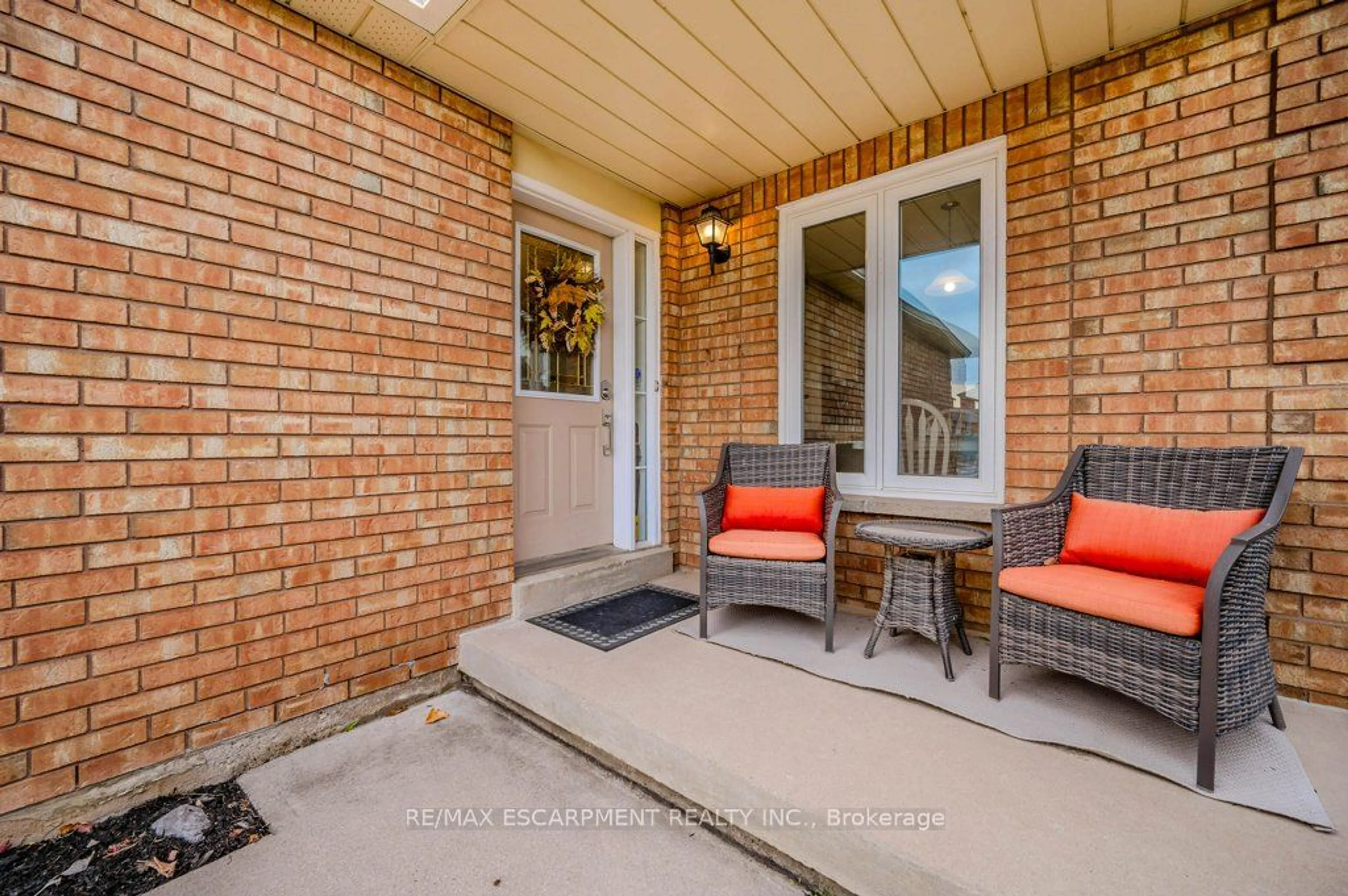 Indoor entryway, wood floors for 633 Amelia Cres, Burlington Ontario L7L 6E6