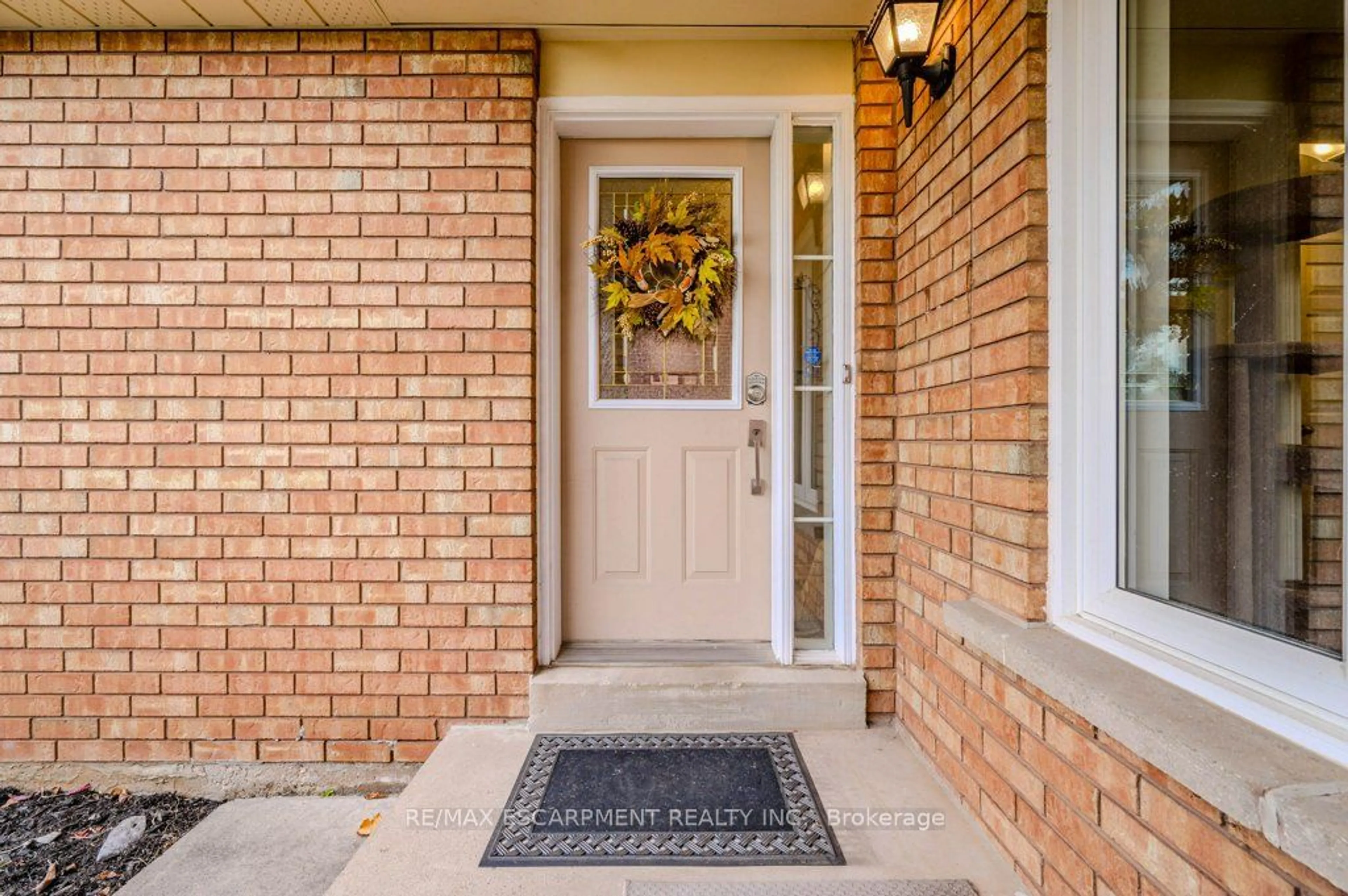 Indoor entryway, wood floors for 633 Amelia Cres, Burlington Ontario L7L 6E6