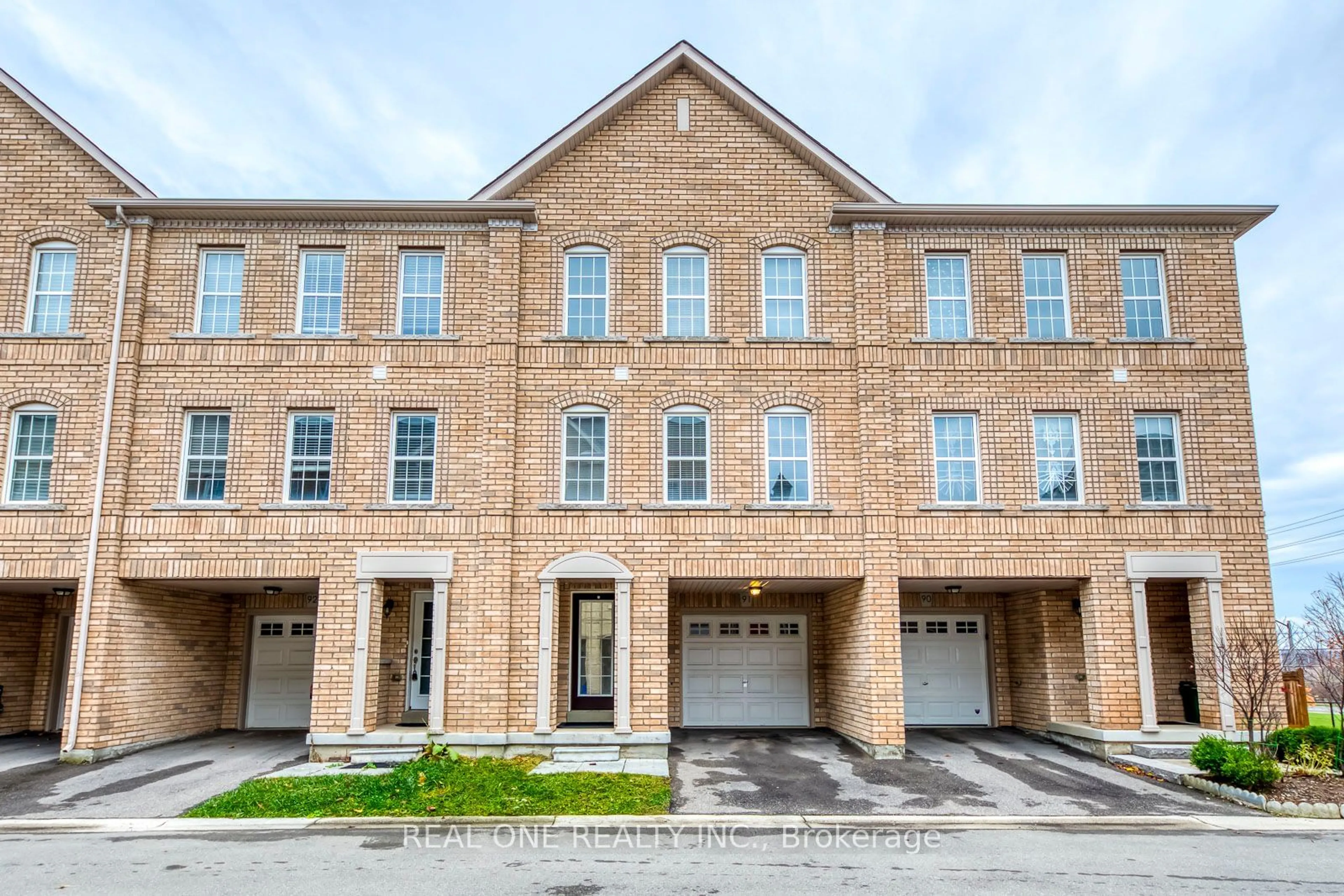 A pic from exterior of the house or condo, the front or back of building for 2280 Baronwood Dr #91, Oakville Ontario L6M 0K4