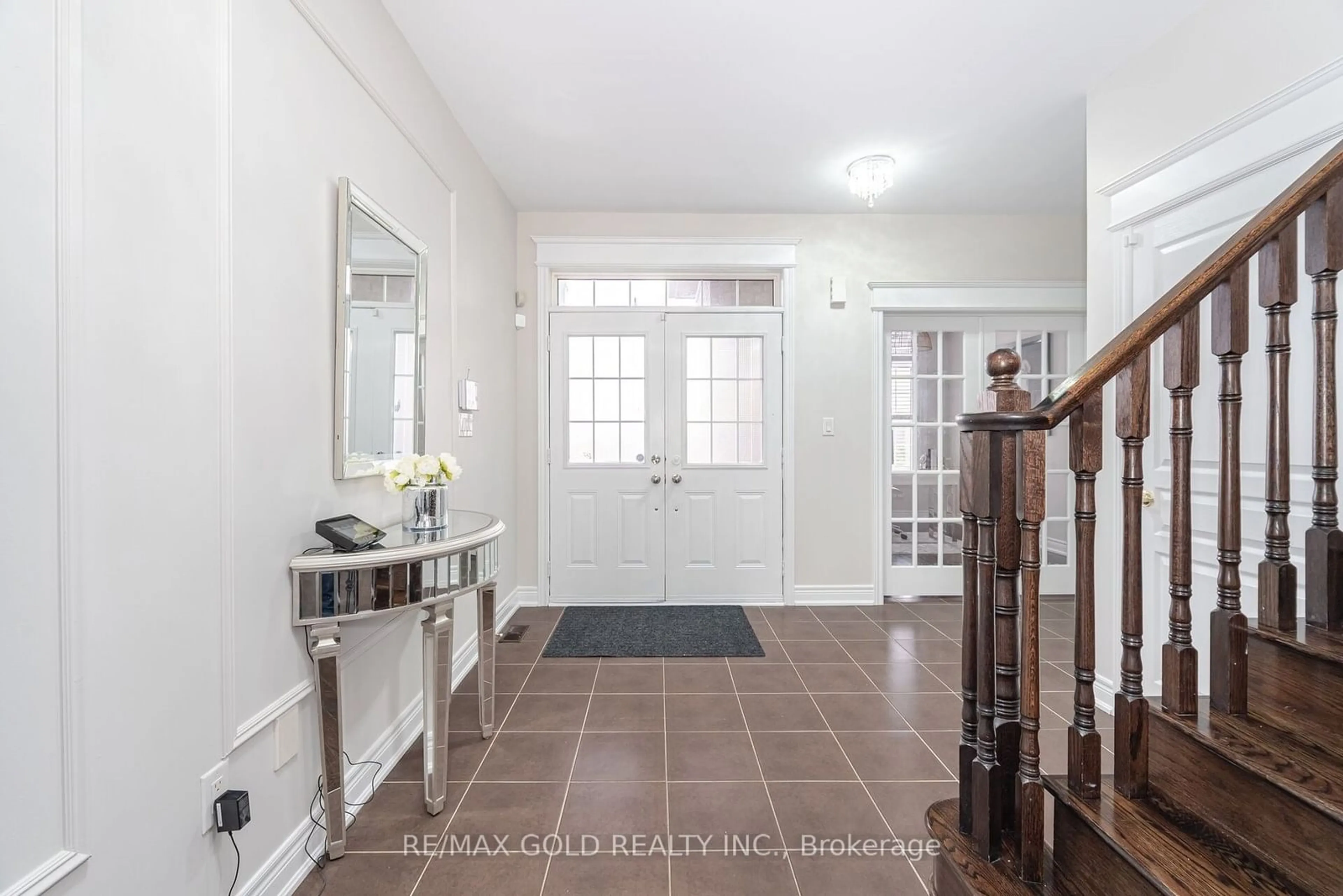 Indoor entryway, wood floors for 61 Birch Tree Tr, Brampton Ontario L6P 3M8