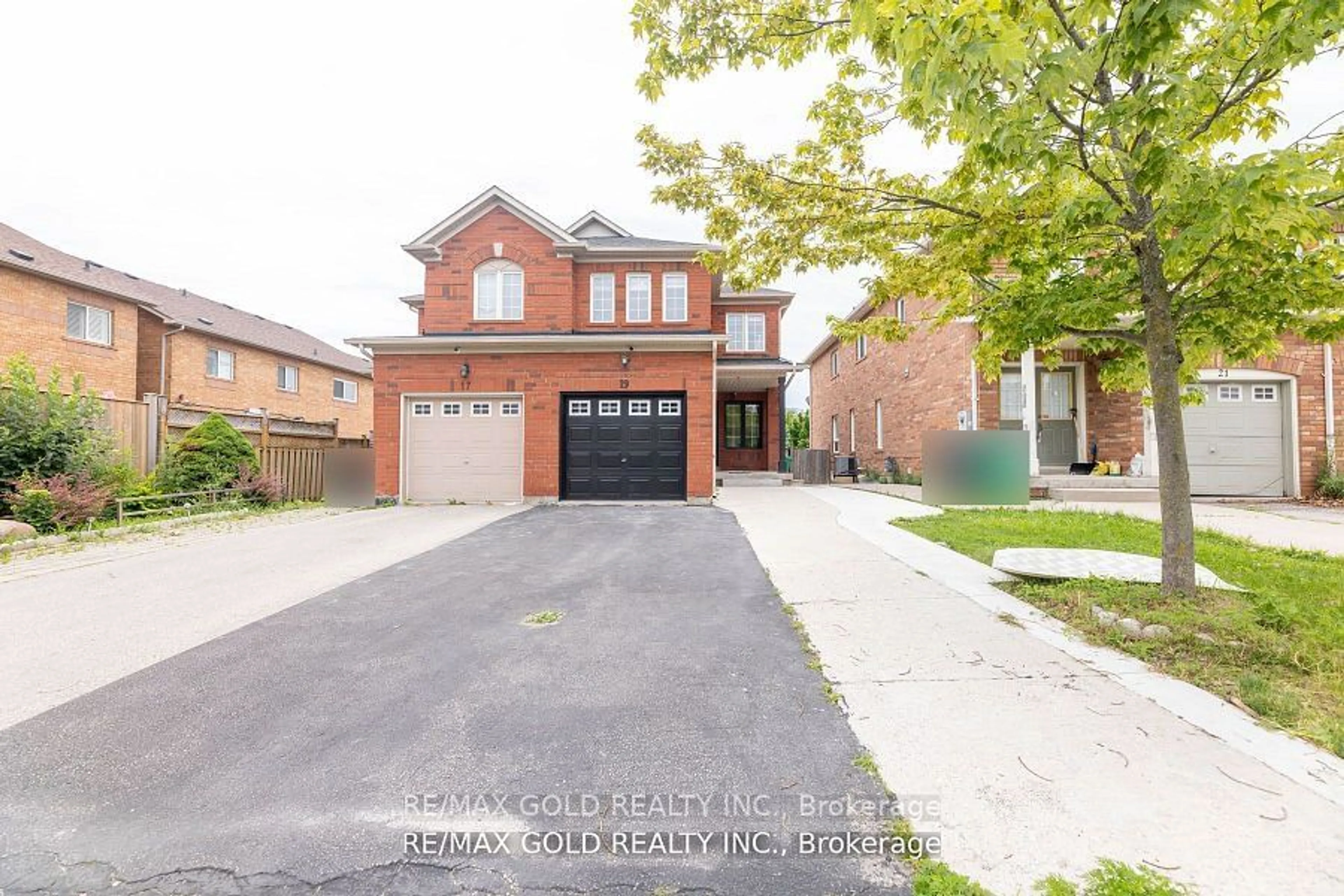 Home with brick exterior material for 19 Thunderbird Tr, Brampton Ontario L6R 2T3