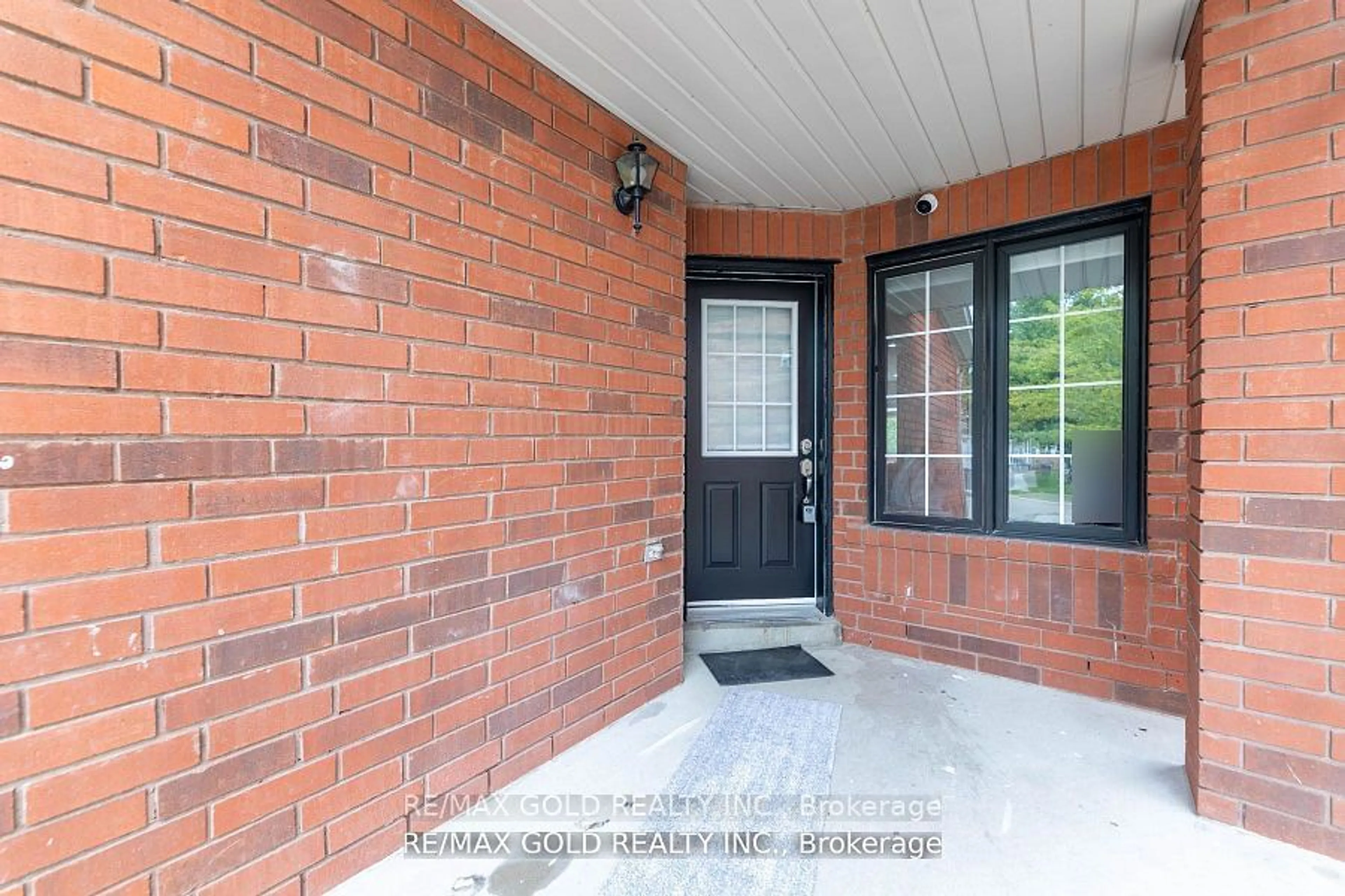 Indoor entryway, cement floor for 19 Thunderbird Tr, Brampton Ontario L6R 2T3