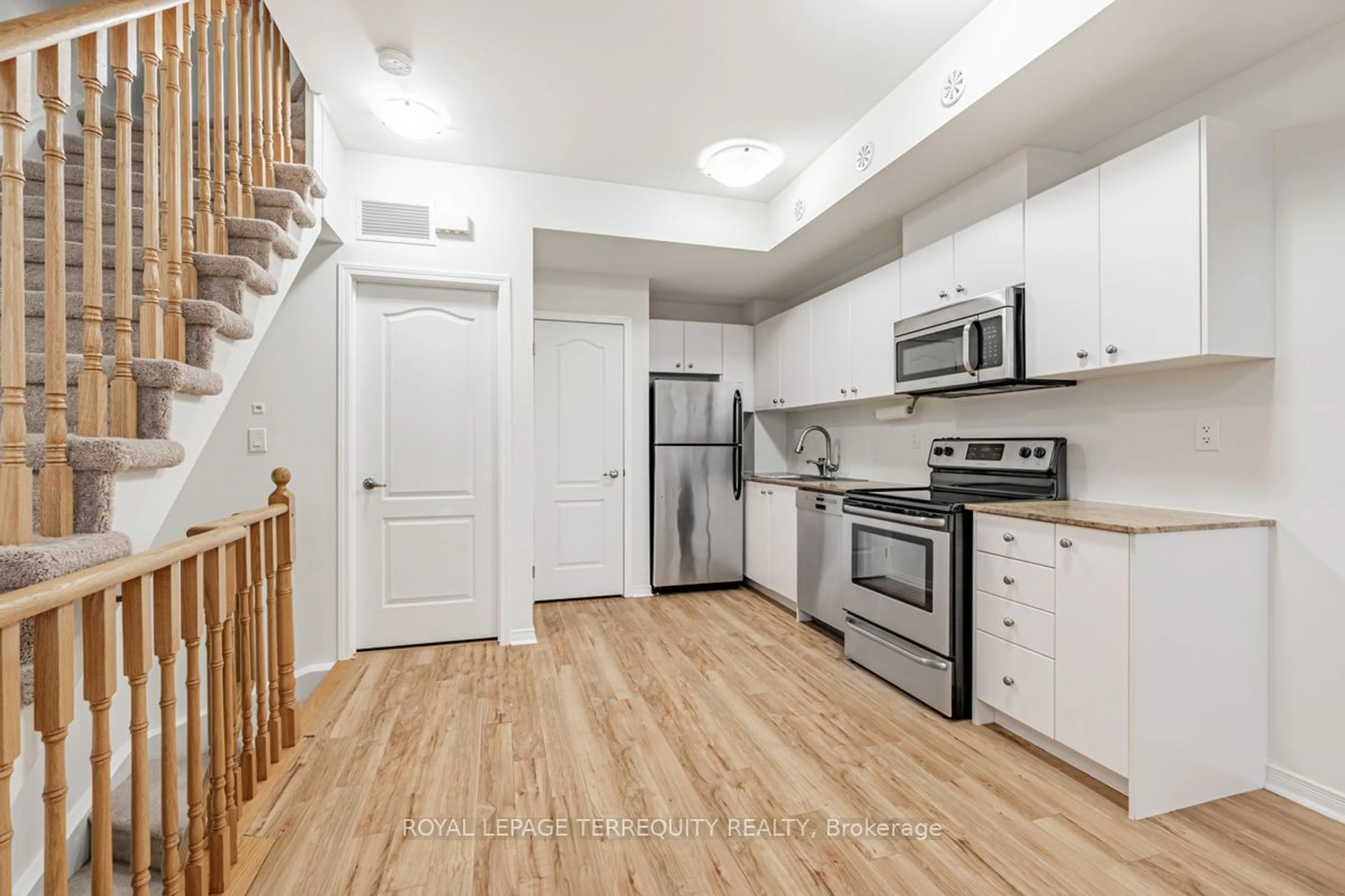 Standard kitchen, wood floors, cottage for 68 Winston Park Blvd #57, Toronto Ontario M3K 1C3