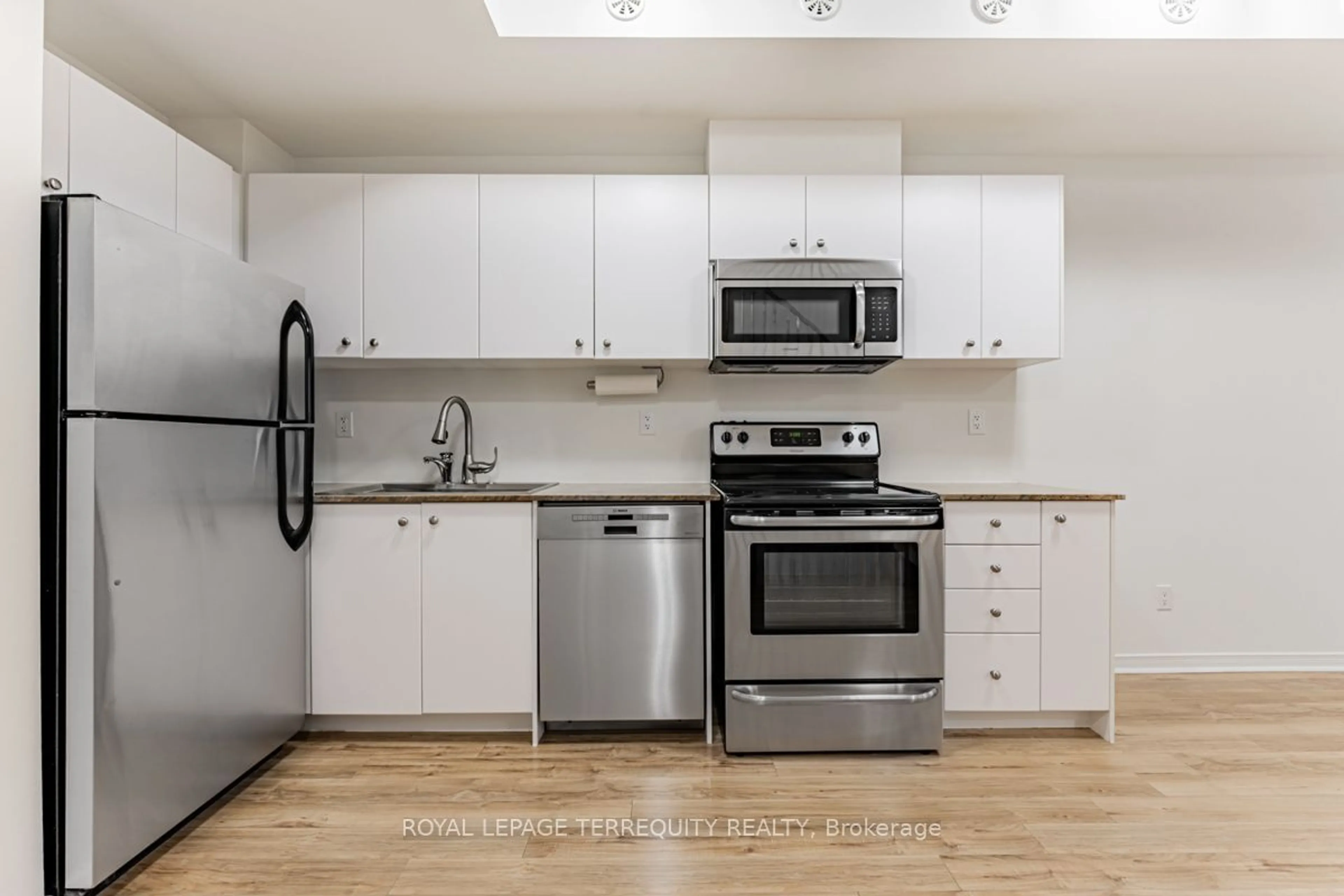 Standard kitchen, wood floors, cottage for 68 Winston Park Blvd #57, Toronto Ontario M3K 1C3