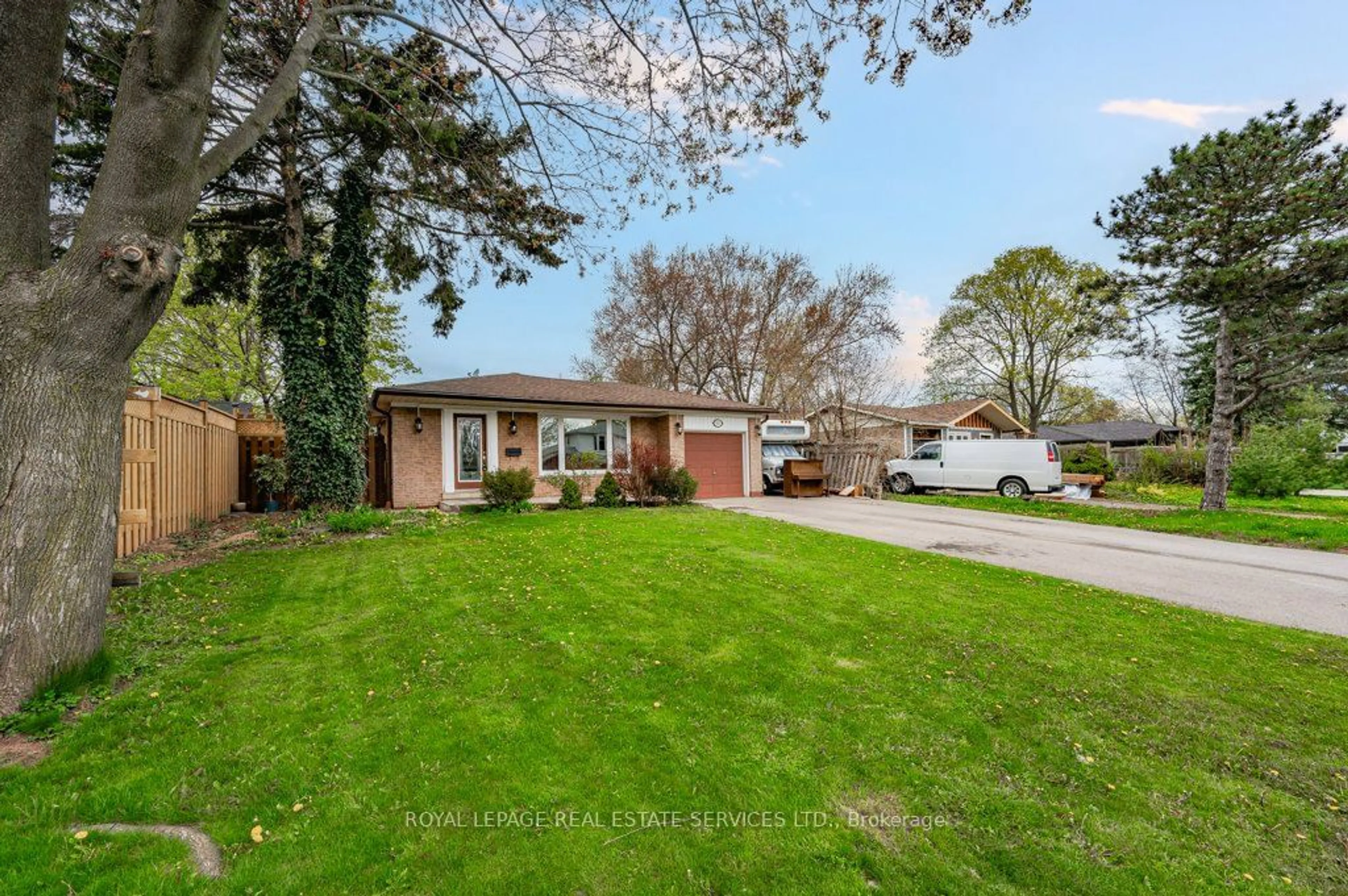 Frontside or backside of a home, cottage for 367 Yale Cres, Oakville Ontario L6L 3L6