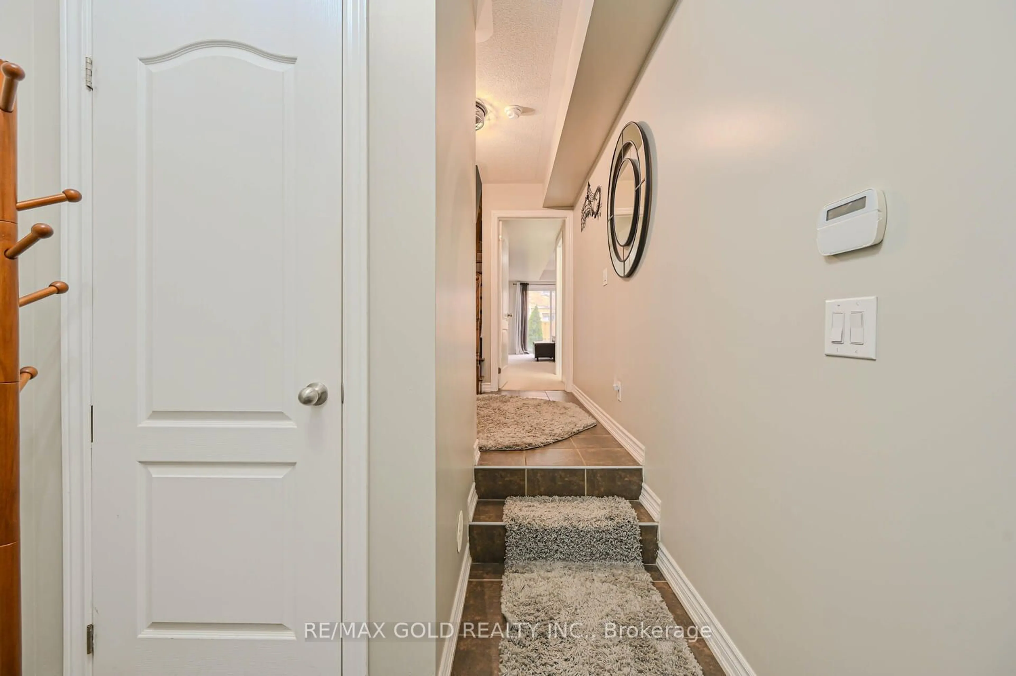 Indoor entryway, carpet floors for 31 Bergamont Rd, Brampton Ontario L6Y 0R1