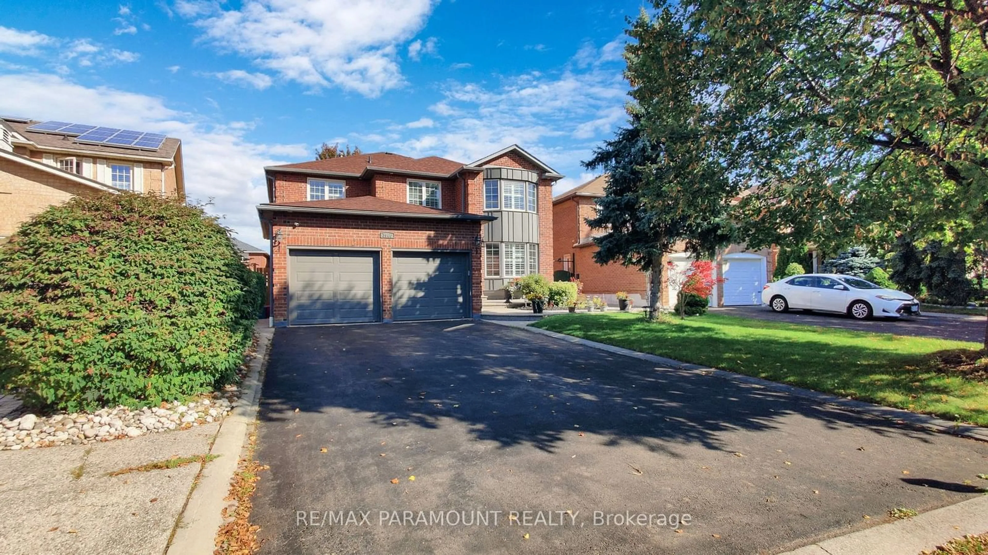 Frontside or backside of a home, the street view for 3960 Chadburn Cres, Mississauga Ontario L5L 3X4