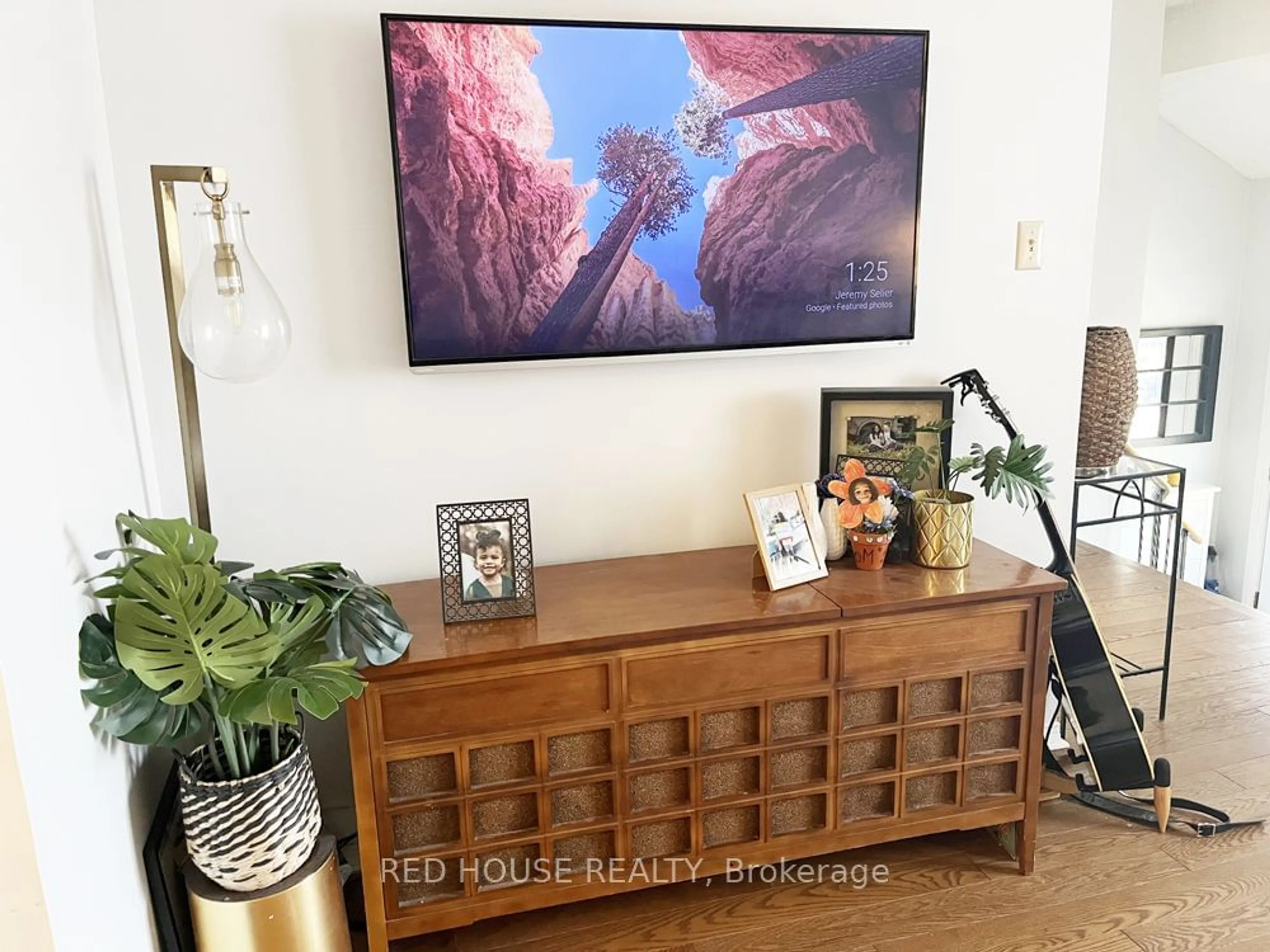 Living room, wood floors for 36 Mount Pleasant Dr, Brampton Ontario L6Z 1K2