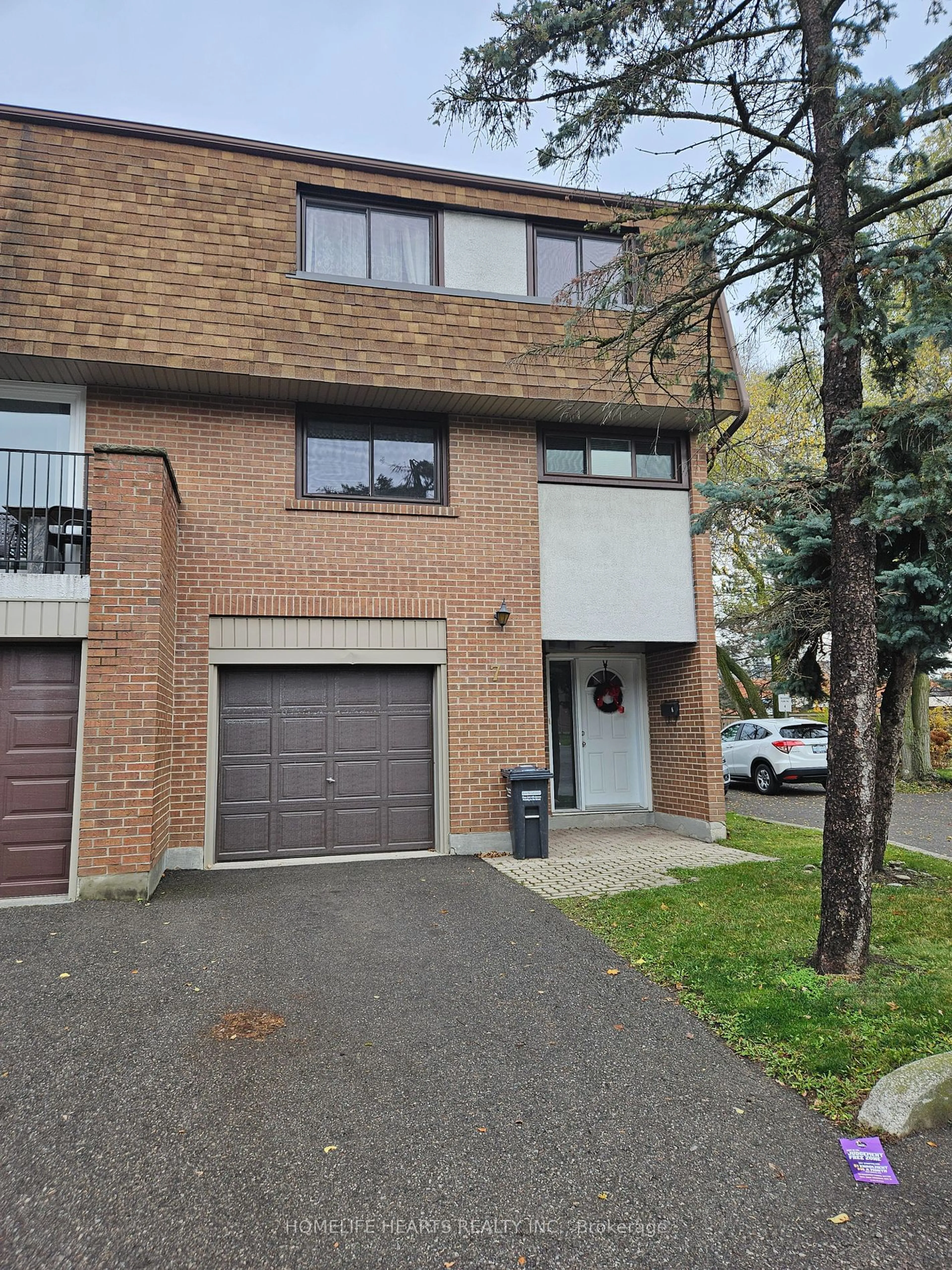 A pic from exterior of the house or condo, the street view for 1051 Cedarglen Gate #7, Mississauga Ontario L5C 3A7