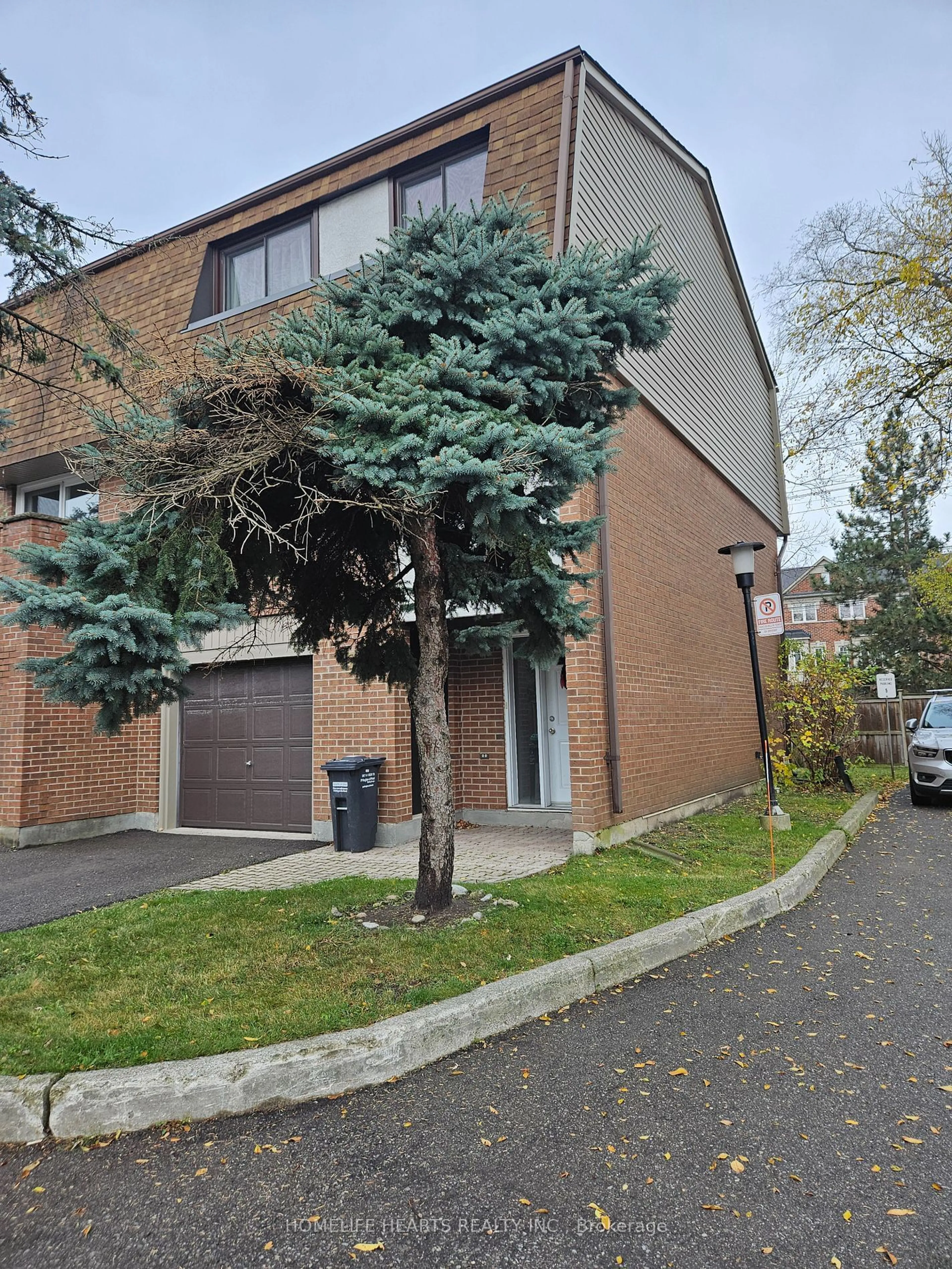 A pic from exterior of the house or condo, the street view for 1051 Cedarglen Gate #7, Mississauga Ontario L5C 3A7