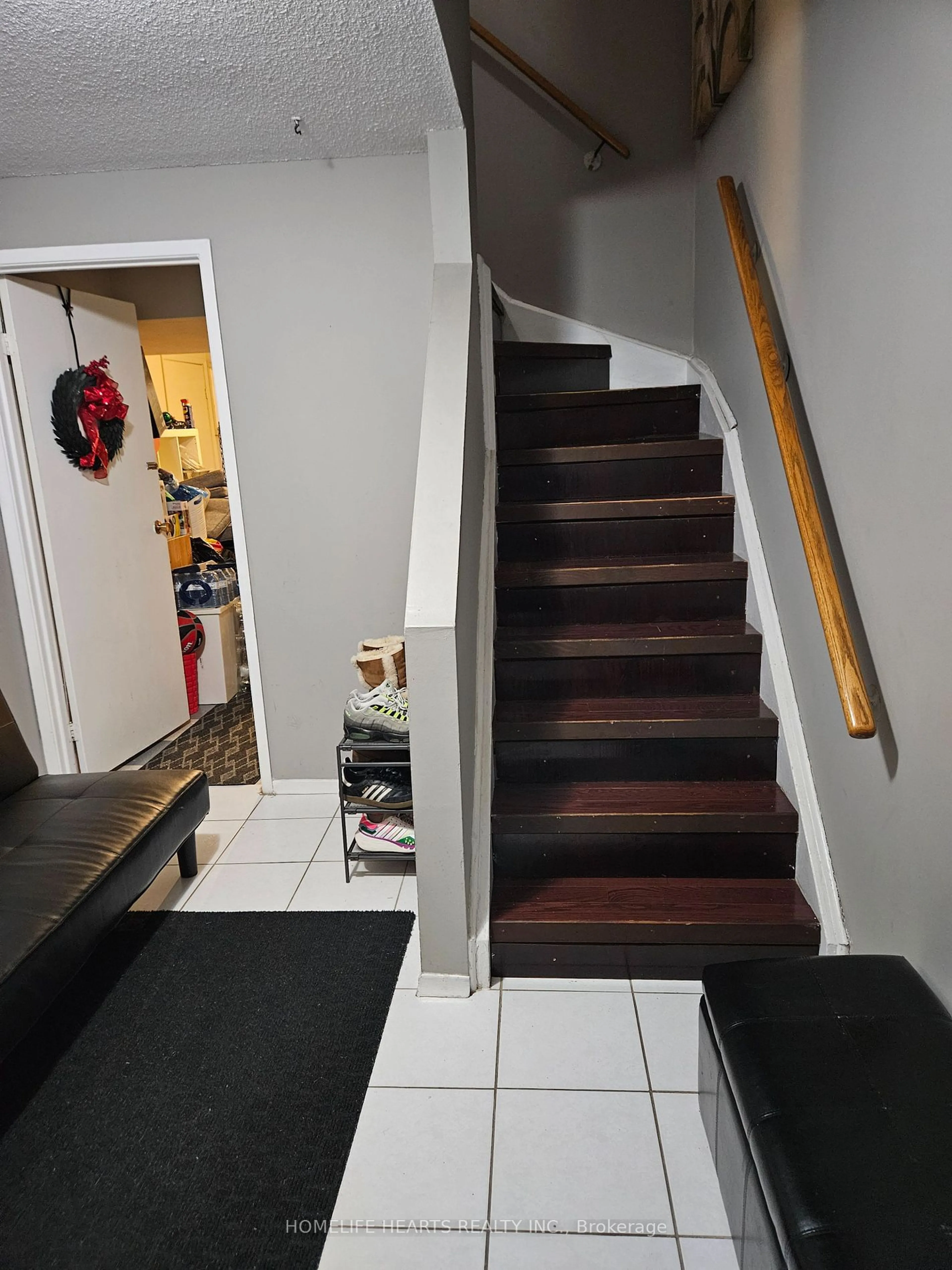 Stairs for 1051 Cedarglen Gate #7, Mississauga Ontario L5C 3A7