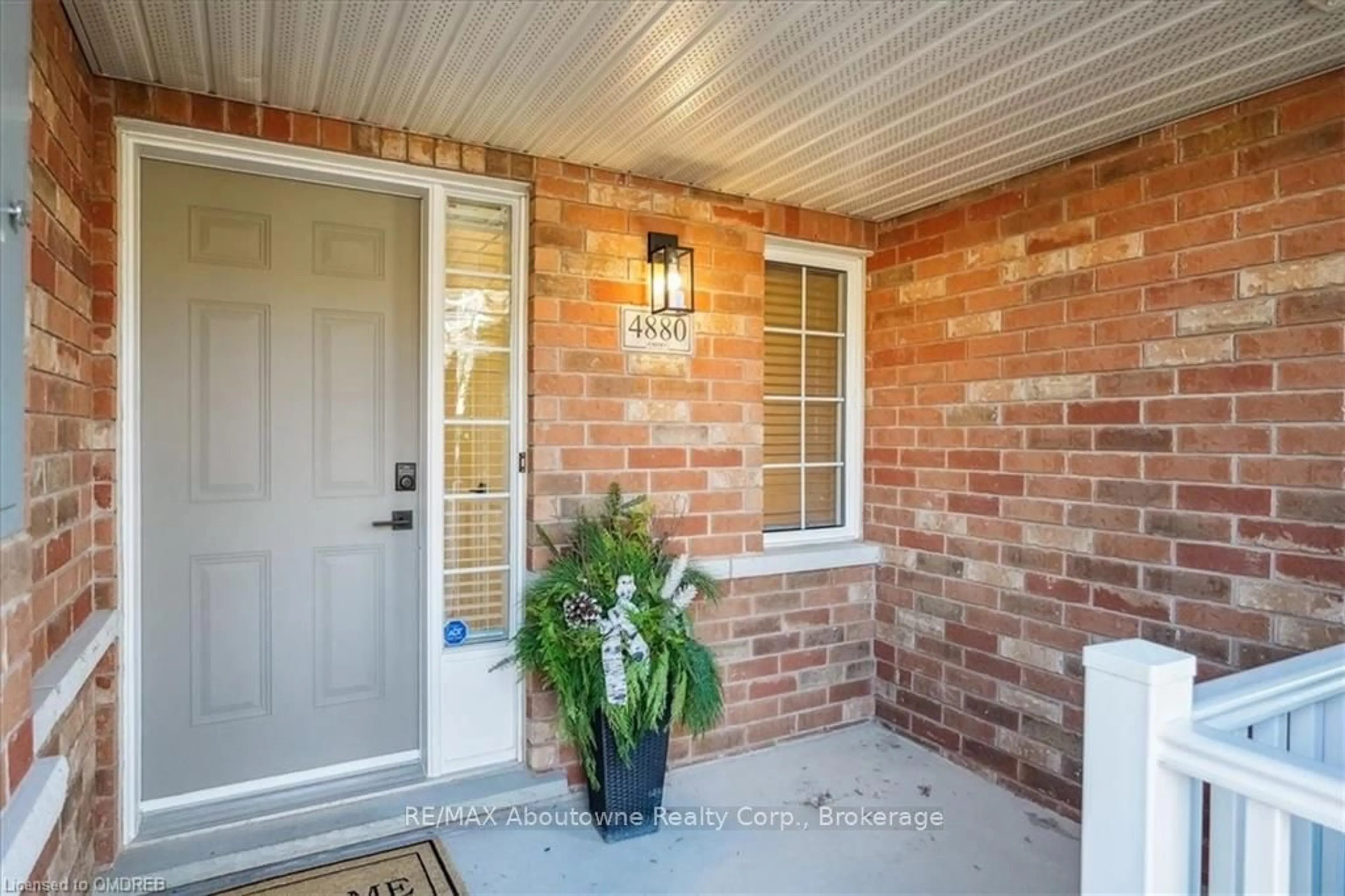 Indoor entryway, wood floors for 4880 VERDI St, Burlington Ontario L7M 0H4