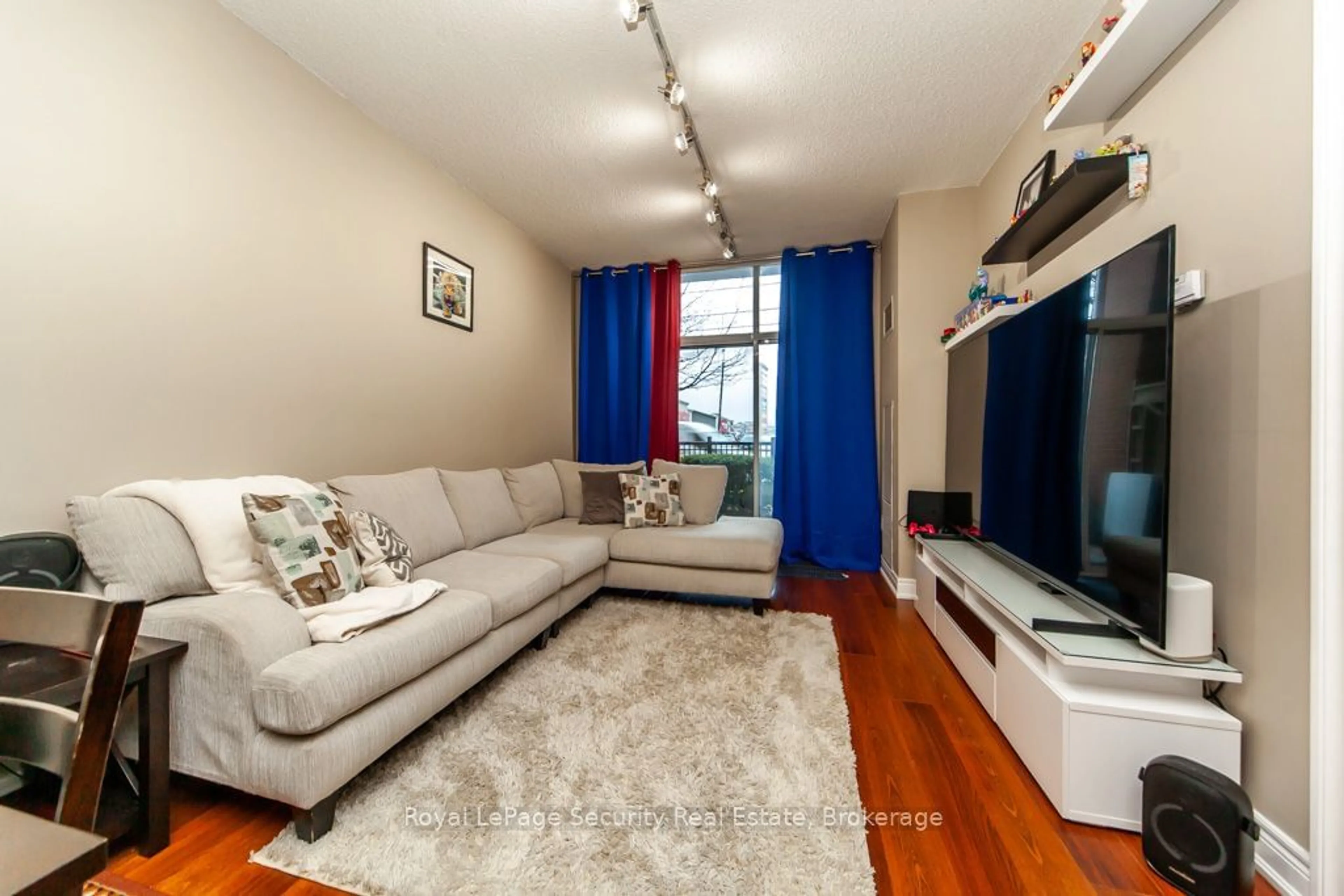 Living room, wood floors for 2772 Keele St #105, Toronto Ontario M3M 0A3