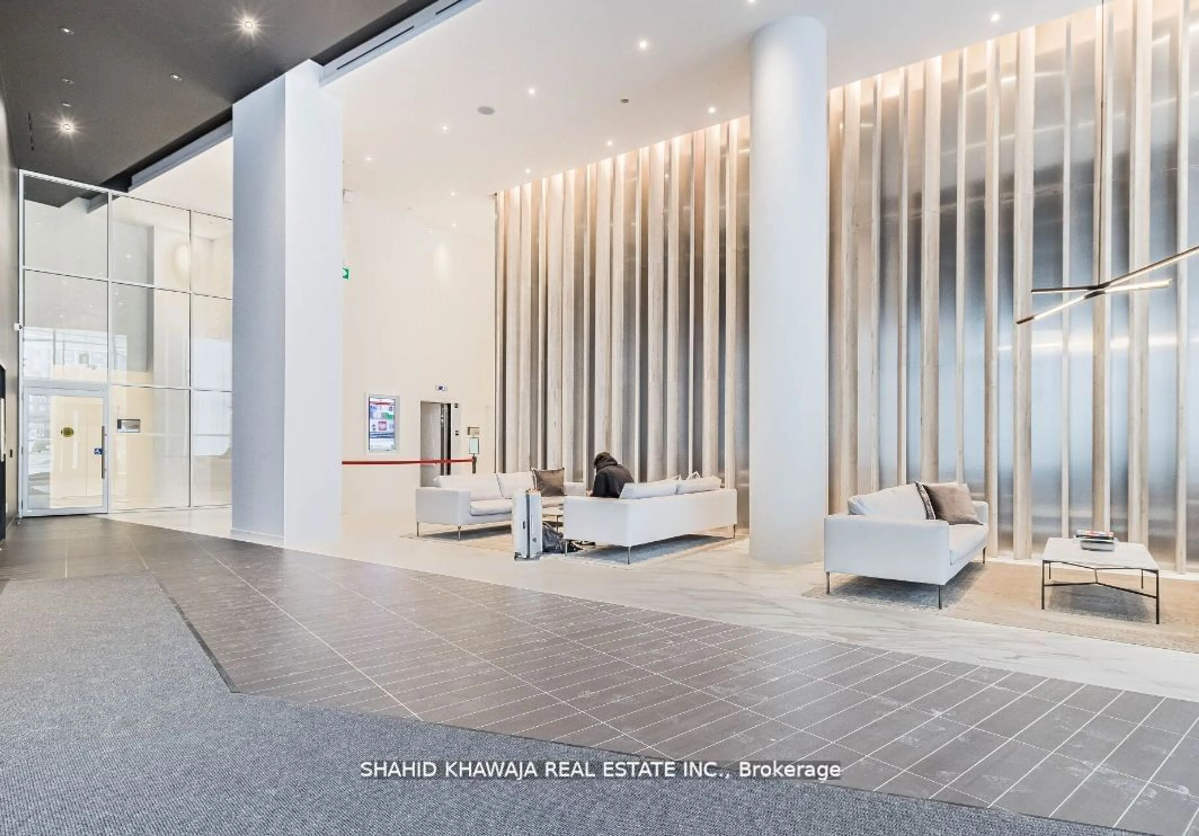 Indoor lobby, ceramic floors for 3900 Confederation Pkwy Pkwy #5702, Mississauga Ontario L5B 3J1