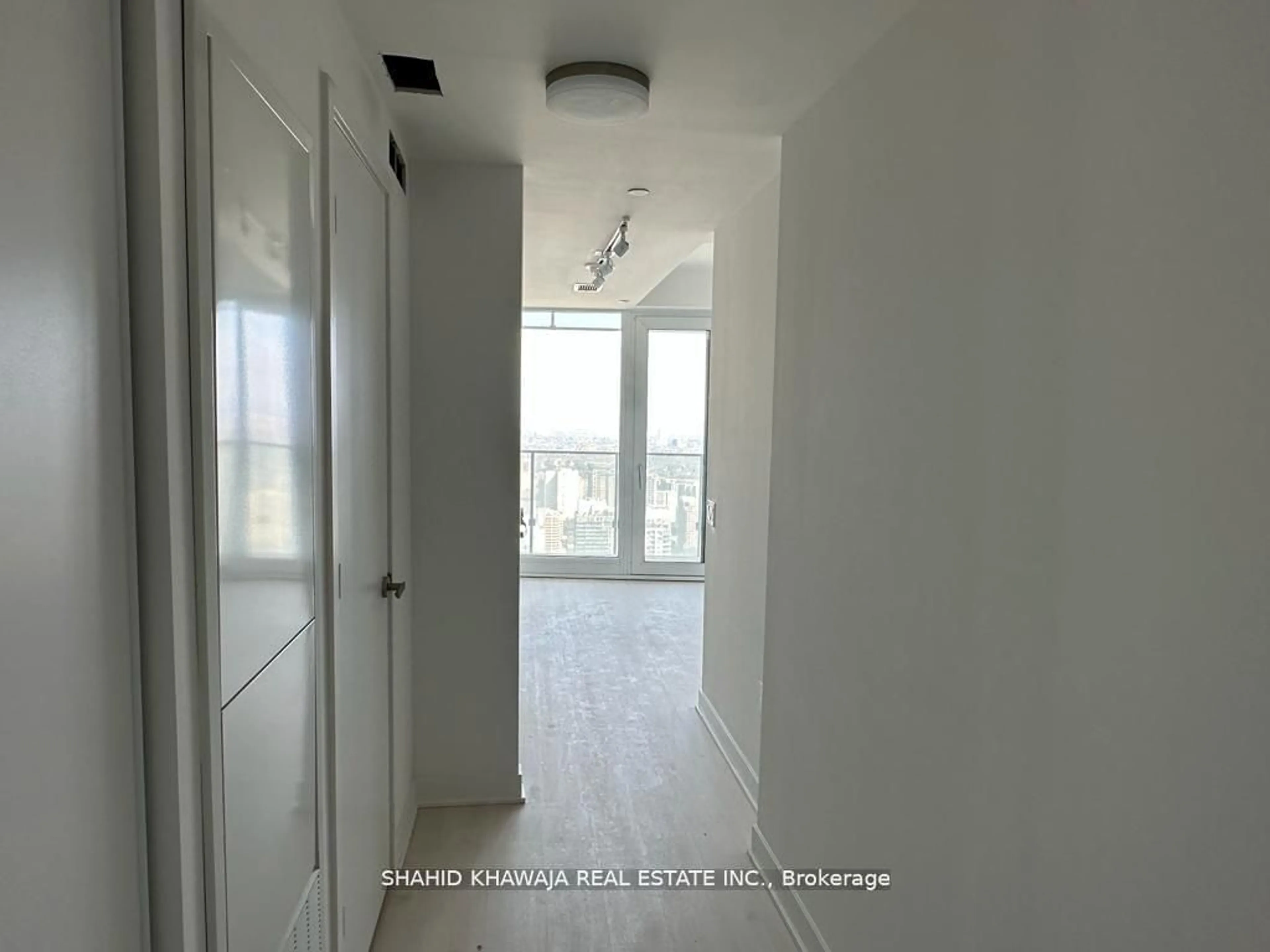 Indoor entryway, not visible floor for 3900 Confederation Pkwy Pkwy #5702, Mississauga Ontario L5B 3J1