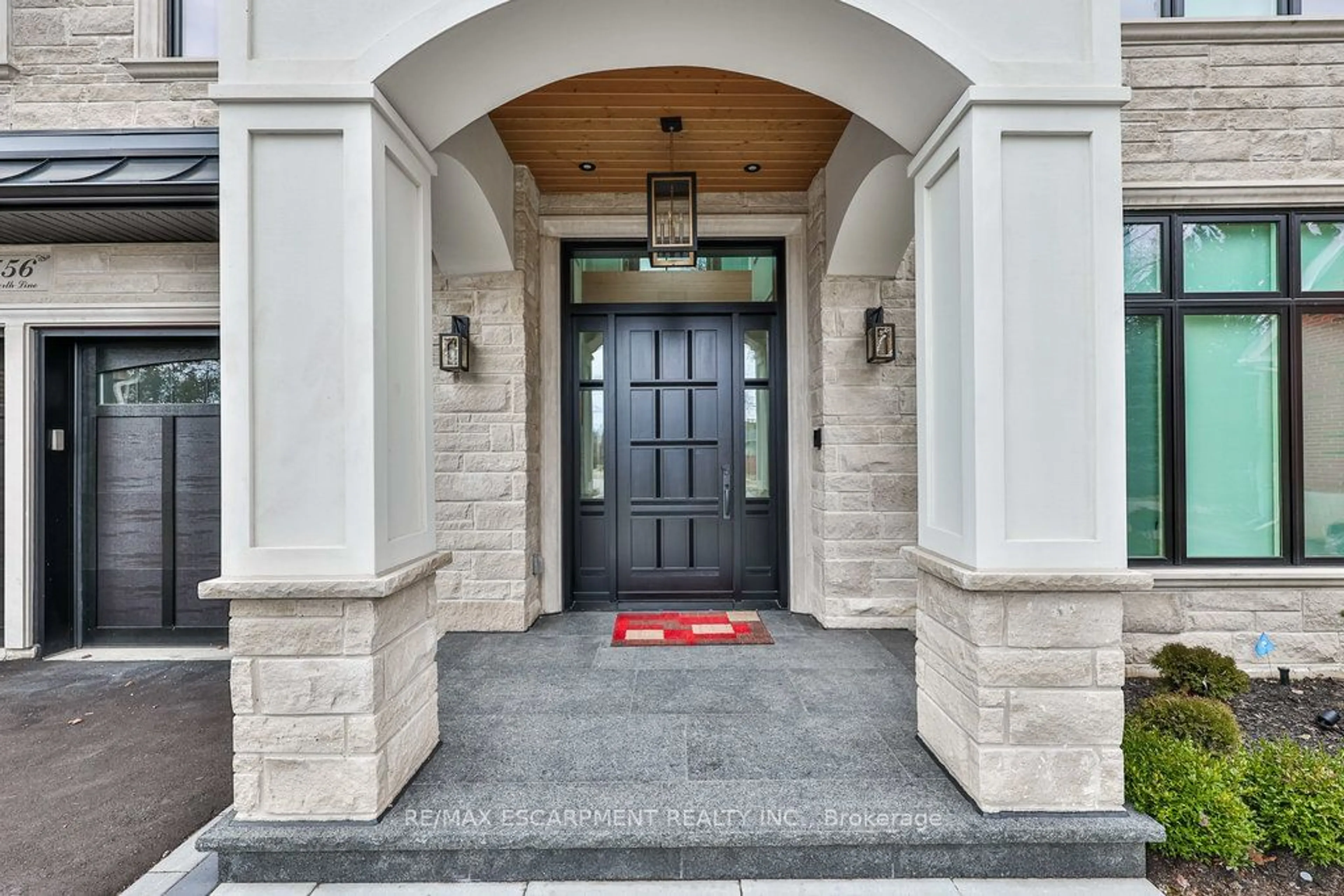 Indoor entryway, cement floor for 556 Fourth Line, Oakville Ontario L6L 5A7