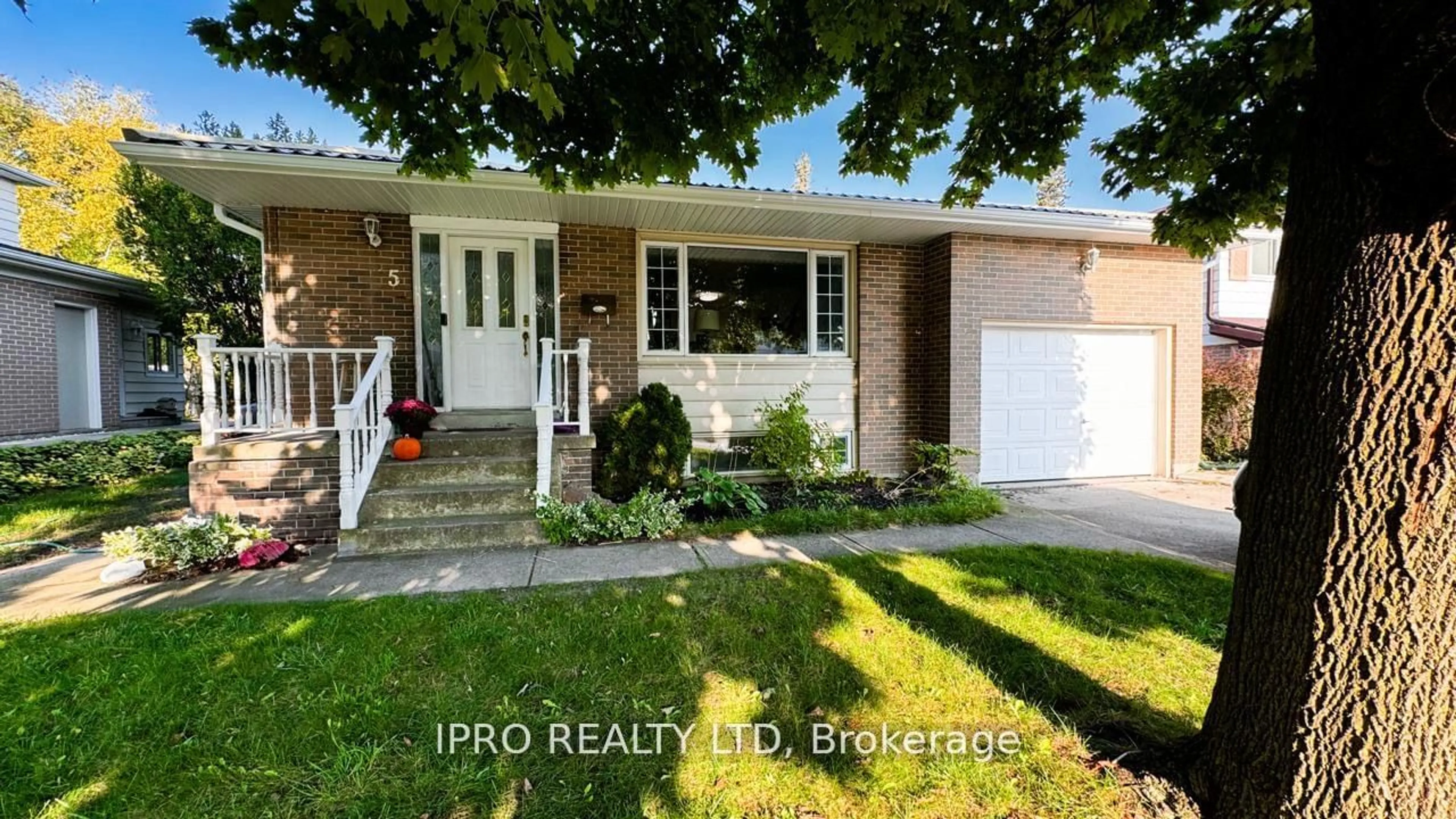 Frontside or backside of a home, the street view for 5 Parkend Ave, Brampton Ontario L6Y 1B3