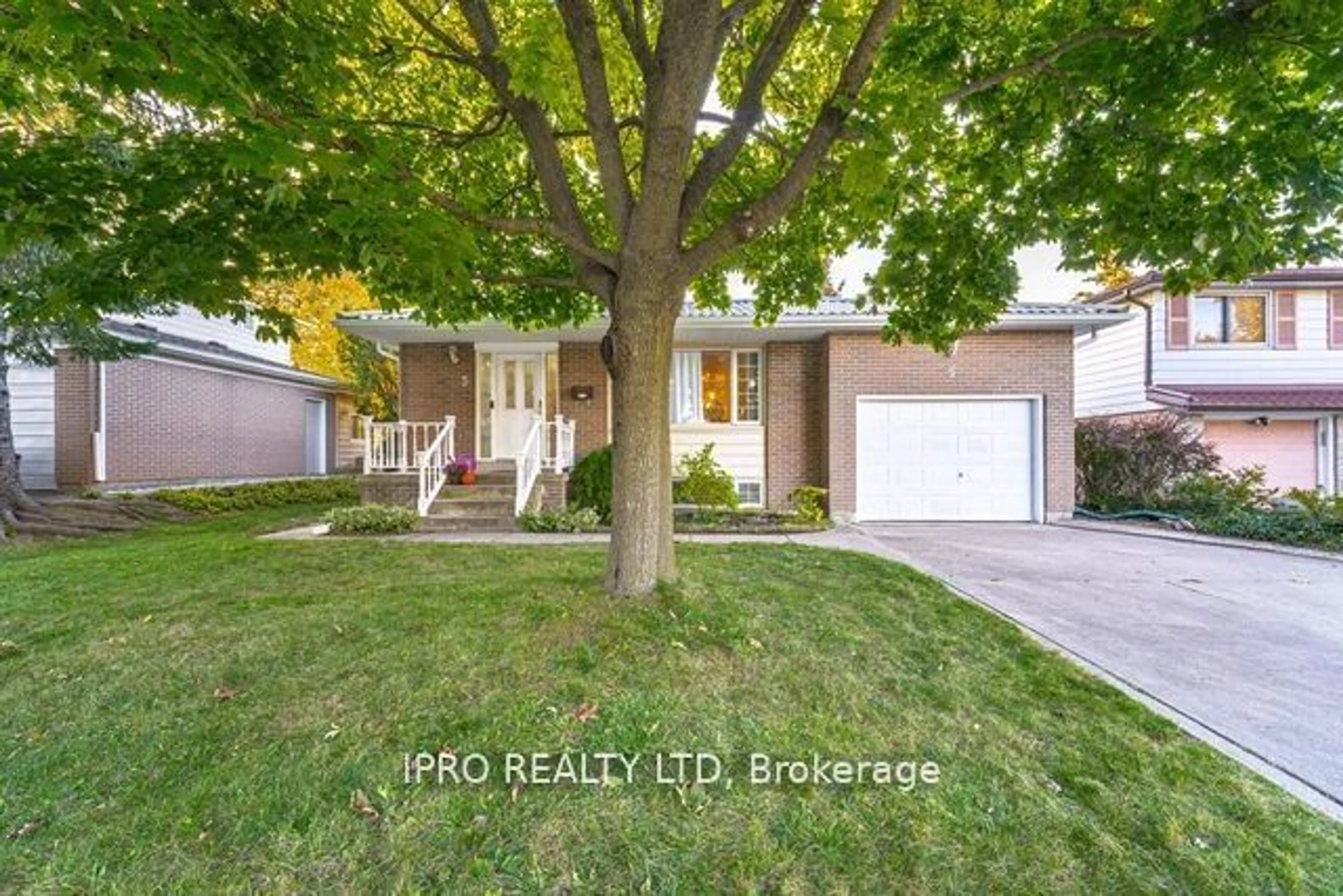 Frontside or backside of a home, the street view for 5 Parkend Ave, Brampton Ontario L6Y 1B3