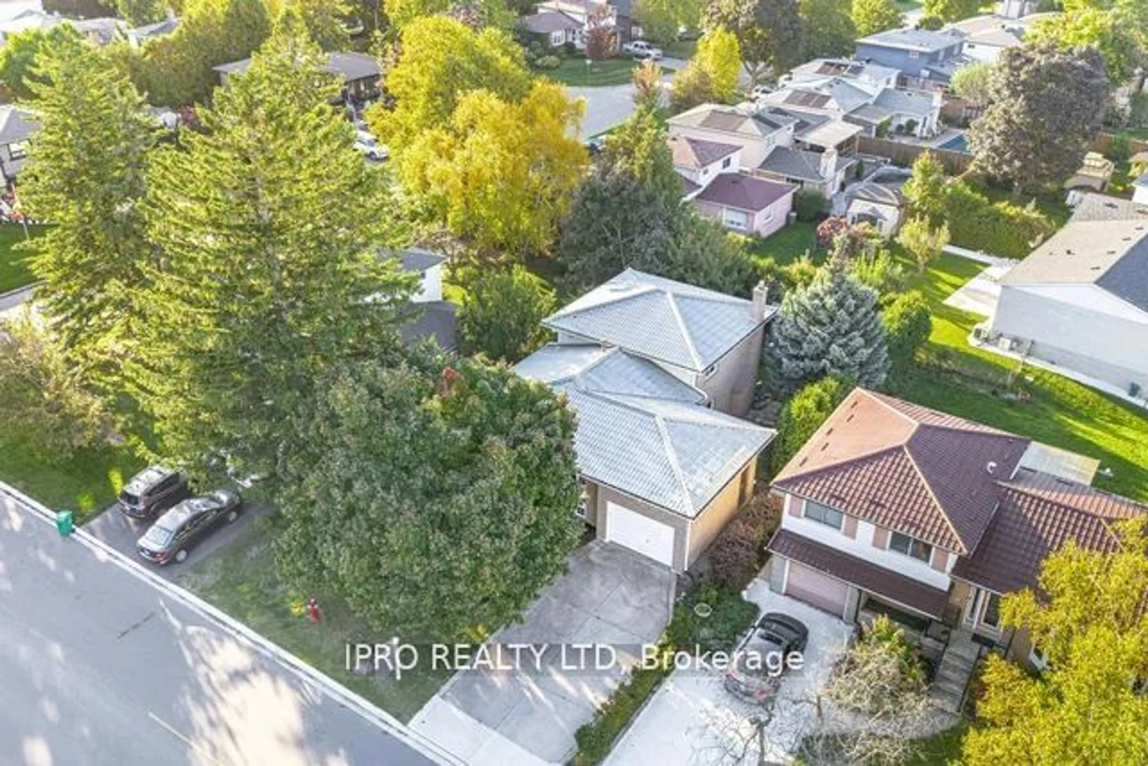 Frontside or backside of a home, the street view for 5 Parkend Ave, Brampton Ontario L6Y 1B3