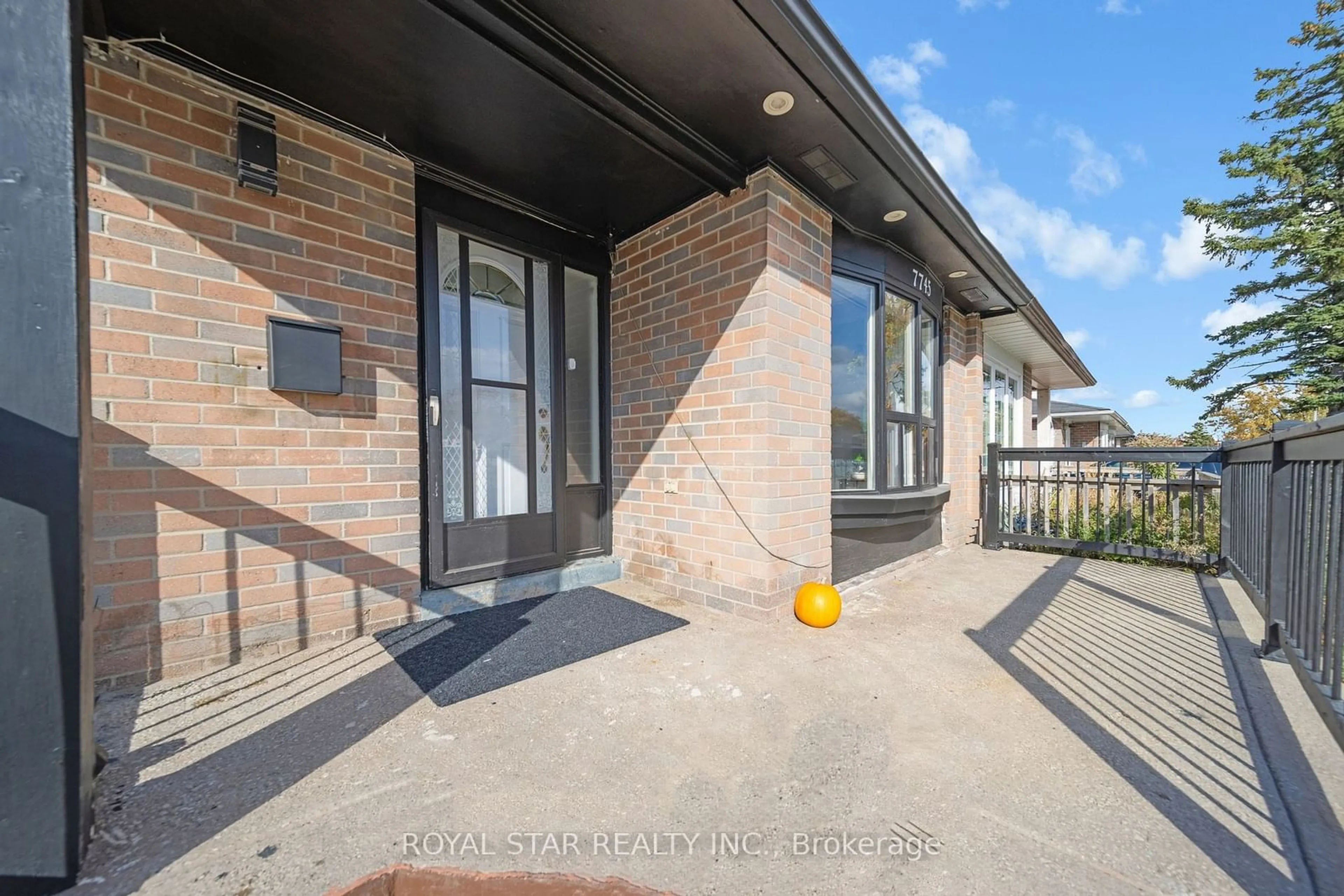 Patio, the front or back of building for 7745 Priory Cres, Mississauga Ontario L4T 3H6