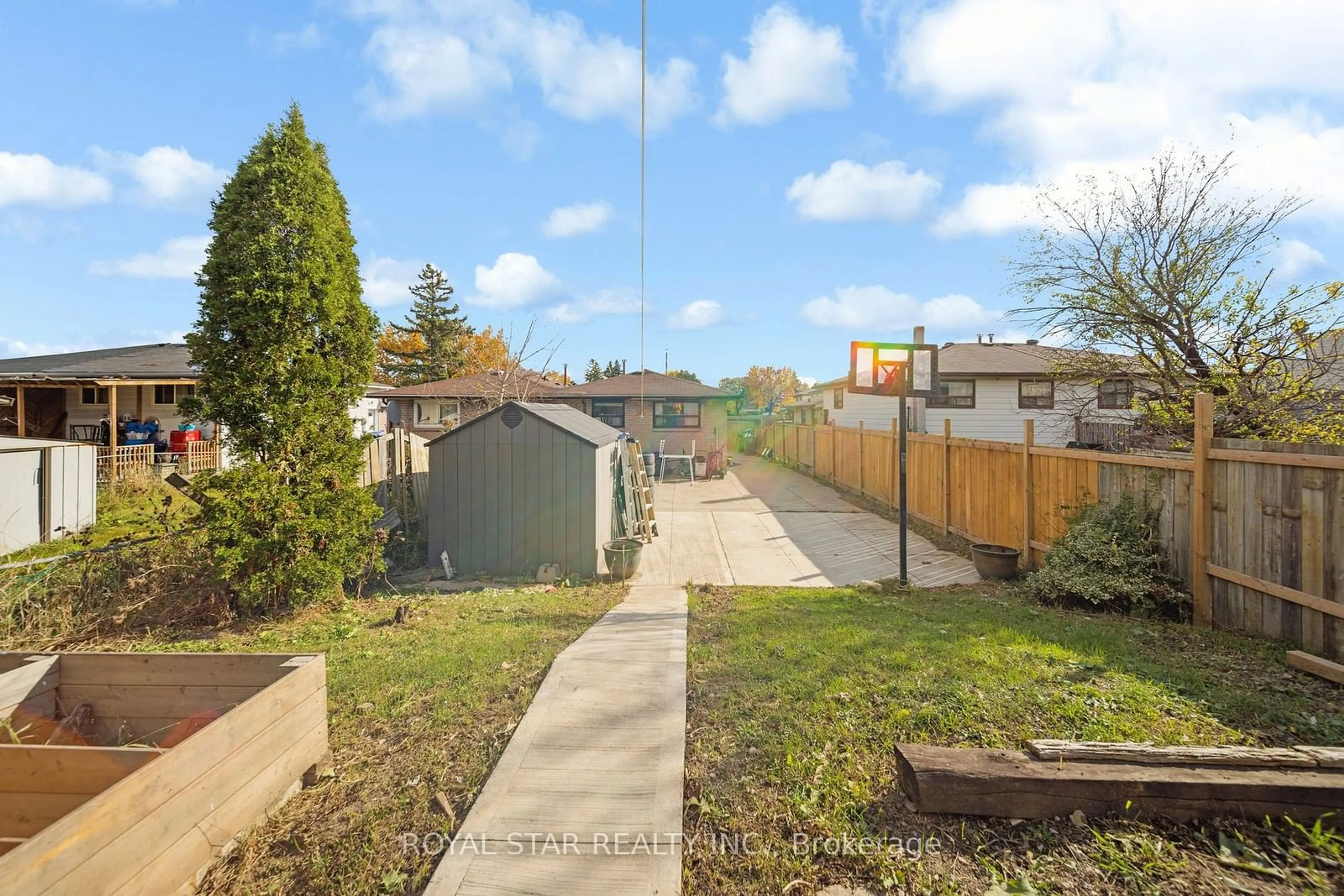 Frontside or backside of a home, the fenced backyard for 7745 Priory Cres, Mississauga Ontario L4T 3H6