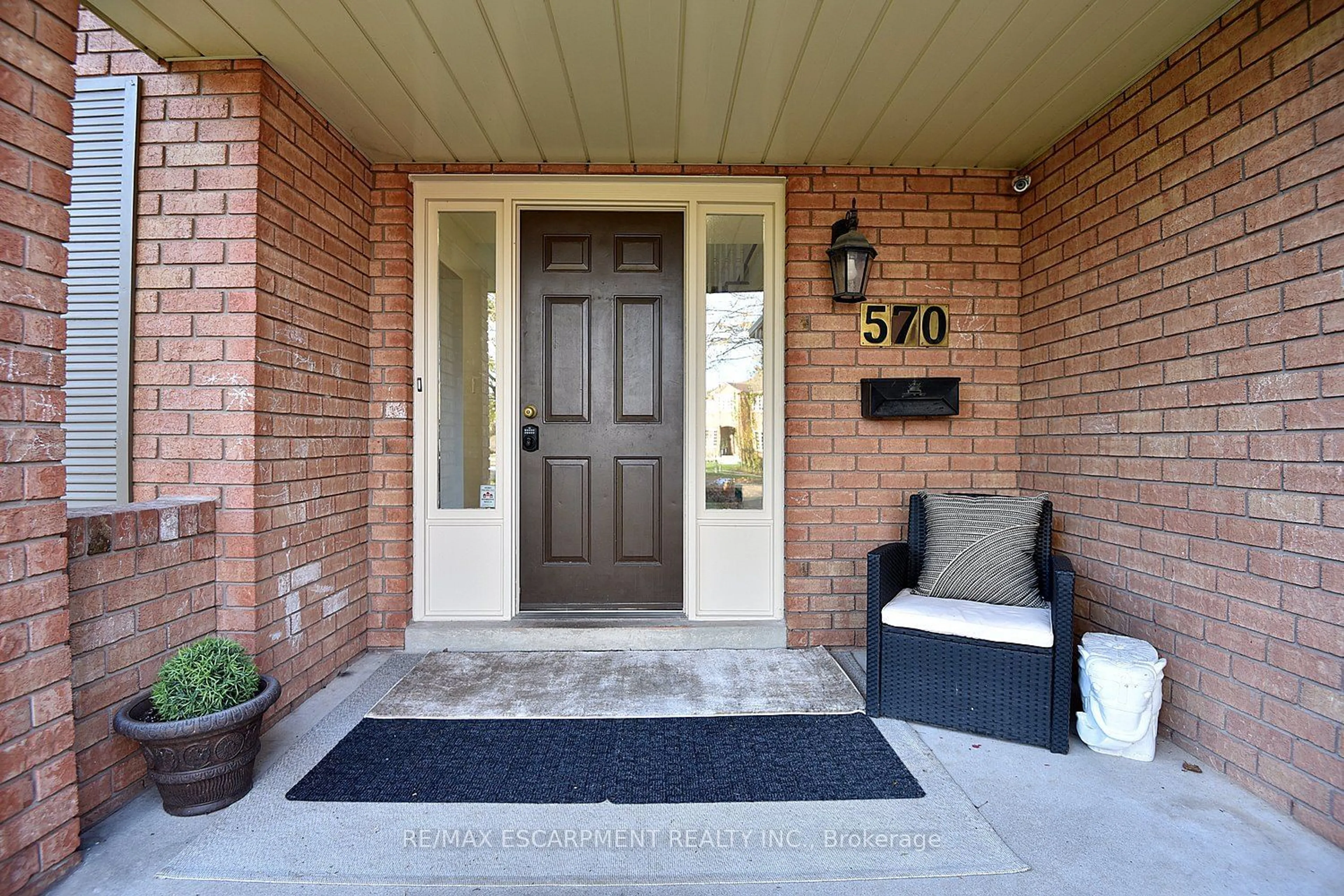 Indoor entryway, cement floor for 570 Harmony Ave, Burlington Ontario L7N 3S8