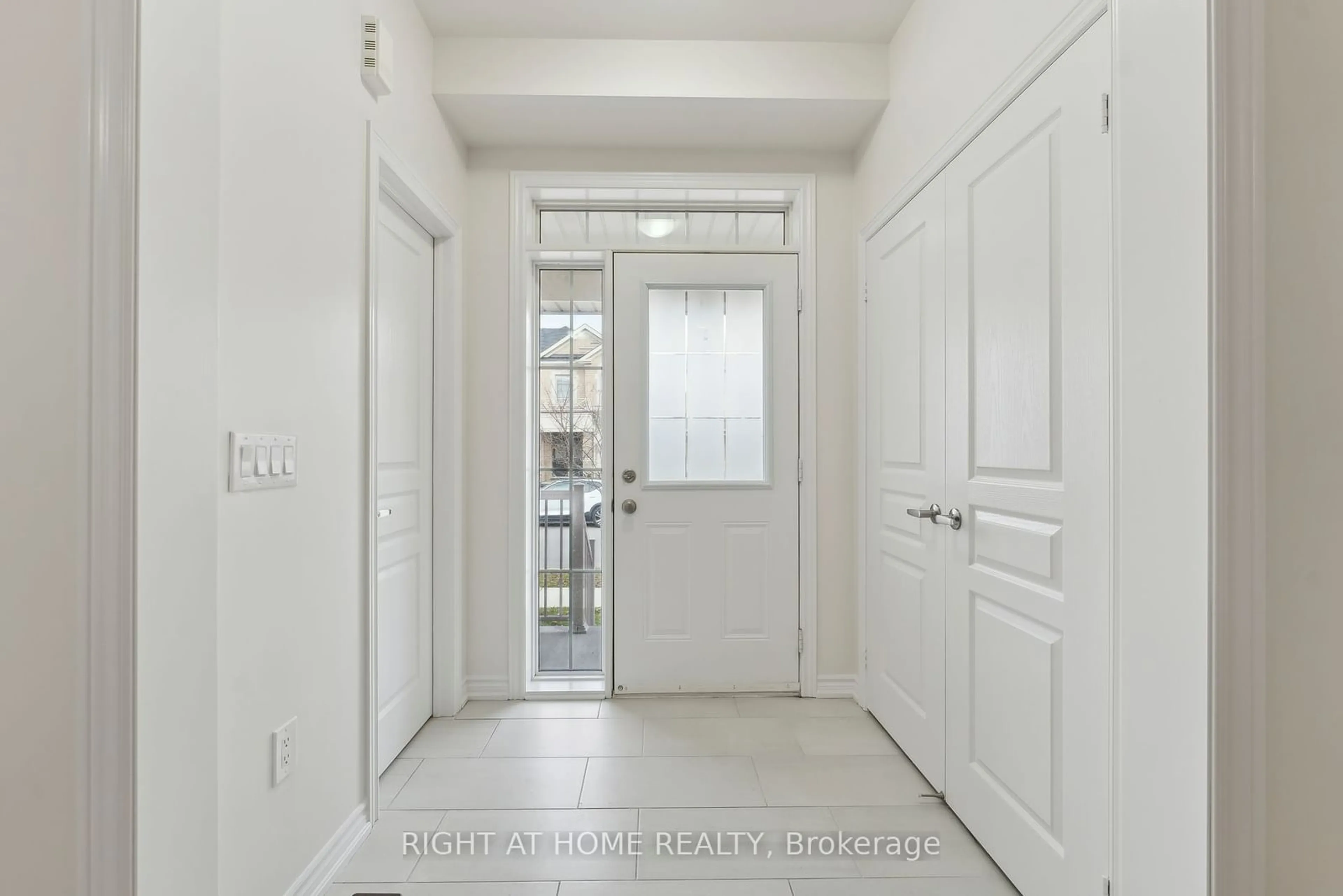 Indoor entryway, not visible floor for 1538 Chretien St, Milton Ontario L9T 7K6