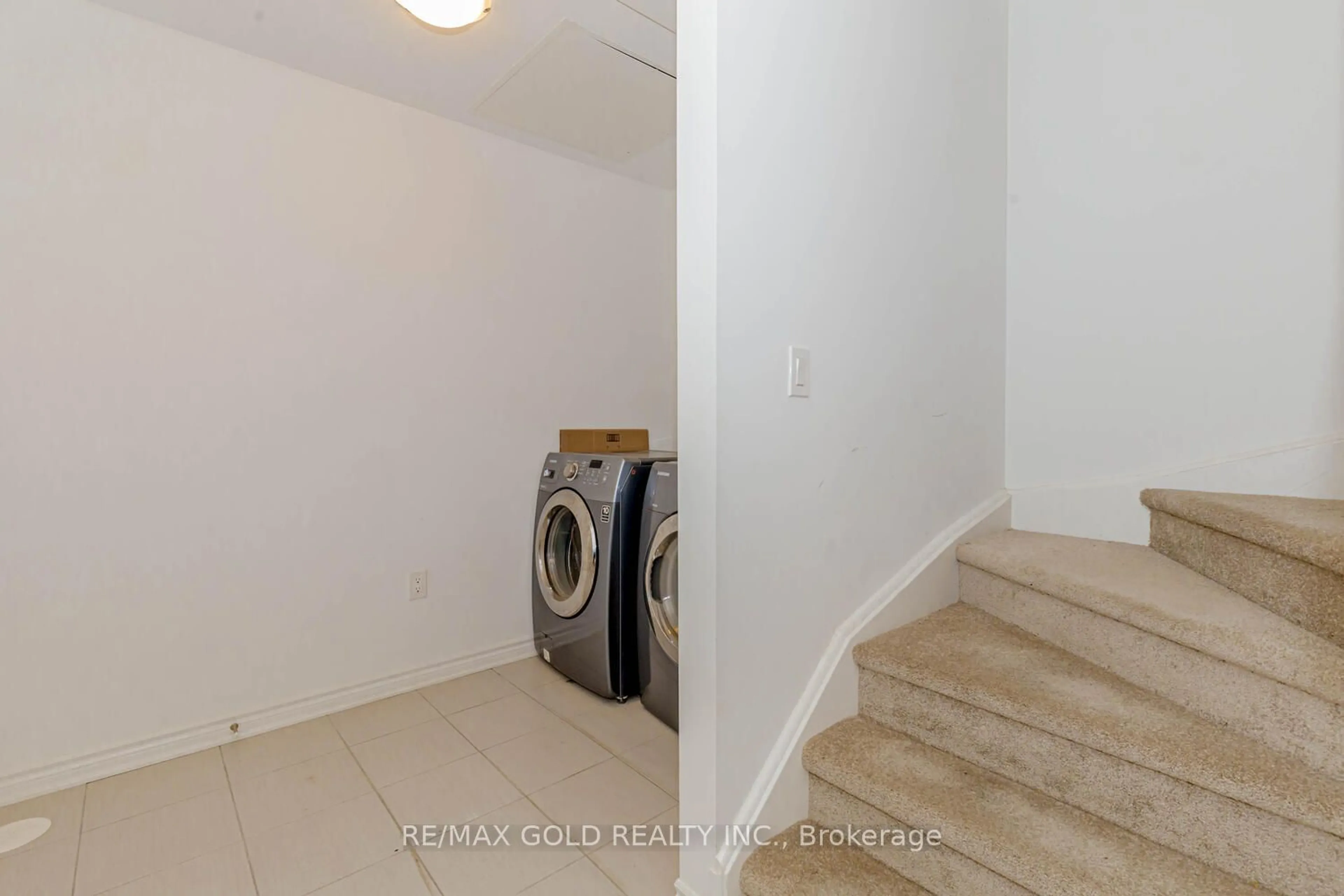 Laundry room for 15 Tiveron Ave, Caledon Ontario L7C 4L4