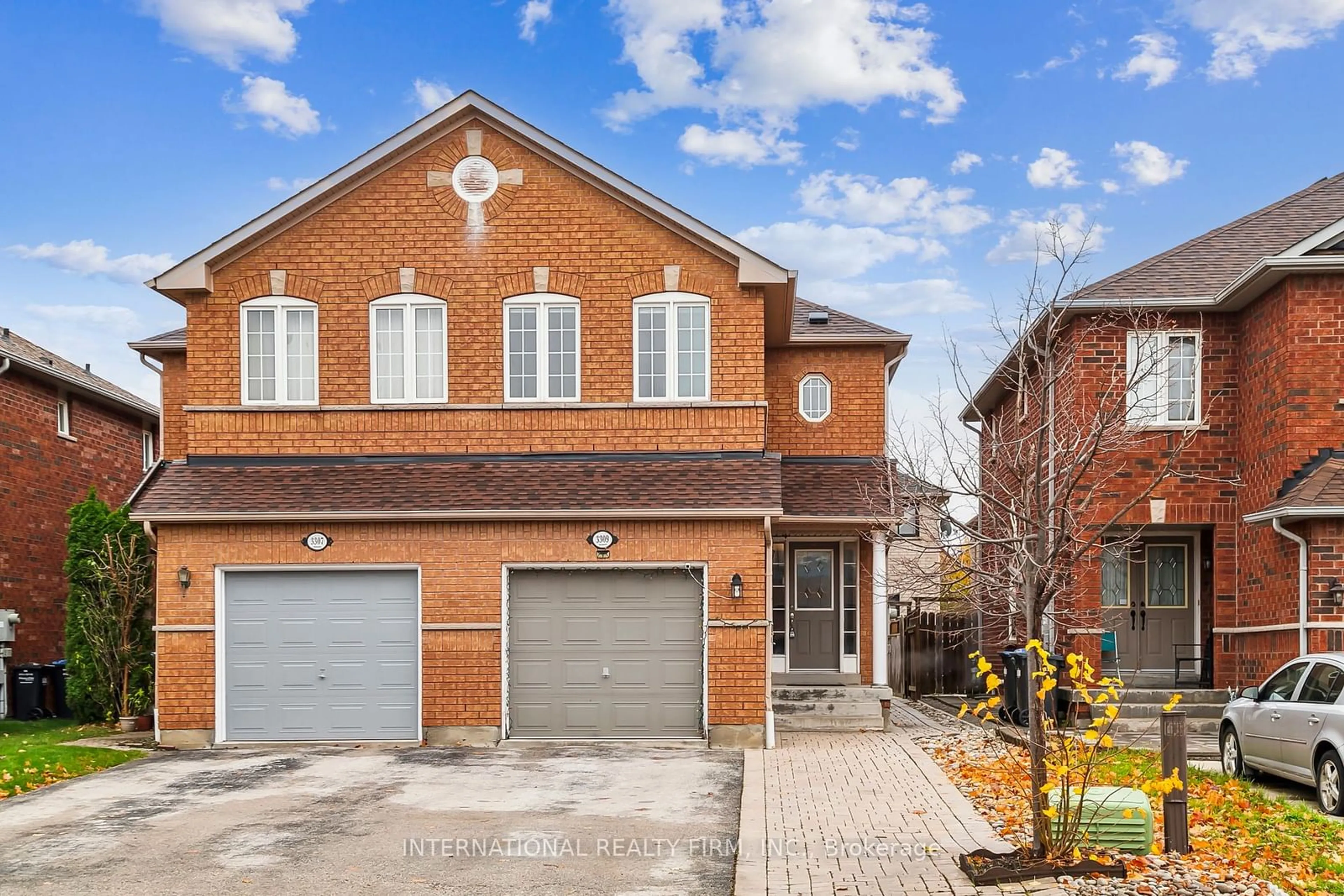 A pic from exterior of the house or condo, the street view for 3309 Raindance Cres, Mississauga Ontario L5N 8L7