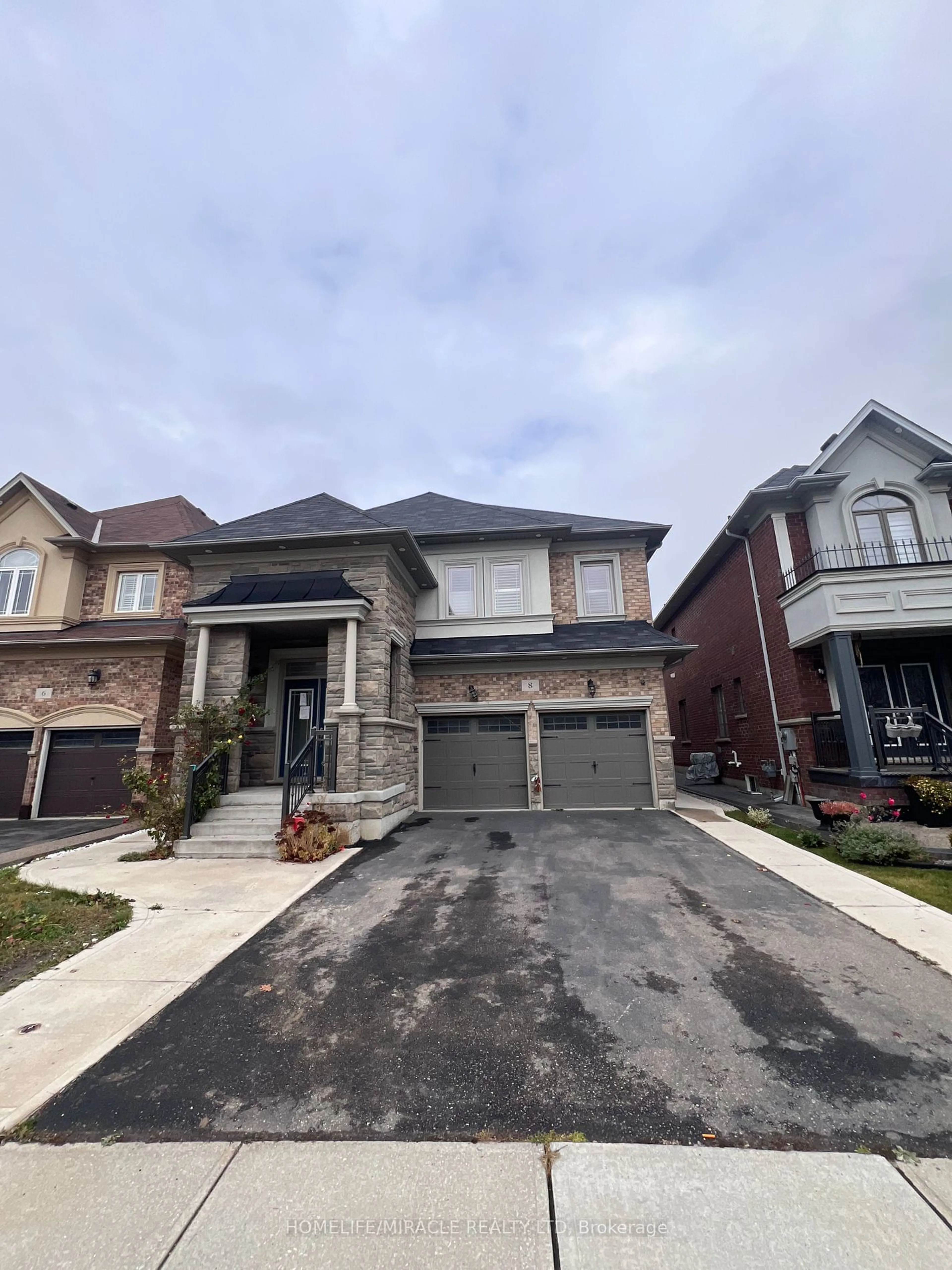 Frontside or backside of a home, the street view for 8 Arda Cres, Brampton Ontario L6P 4G2