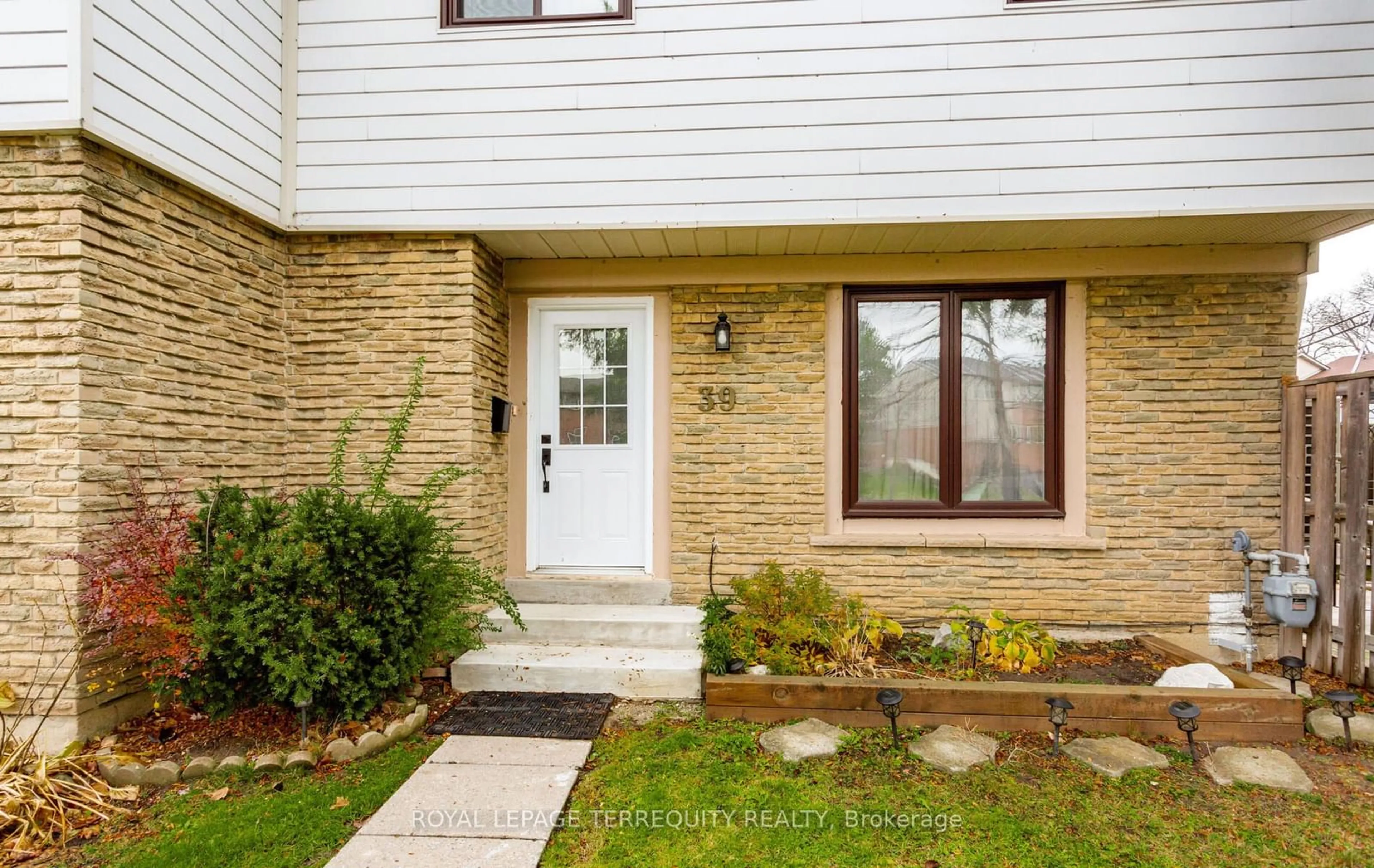 A pic from exterior of the house or condo, the street view for 6540 Falconer Dr #39, Mississauga Ontario L5N 1M1