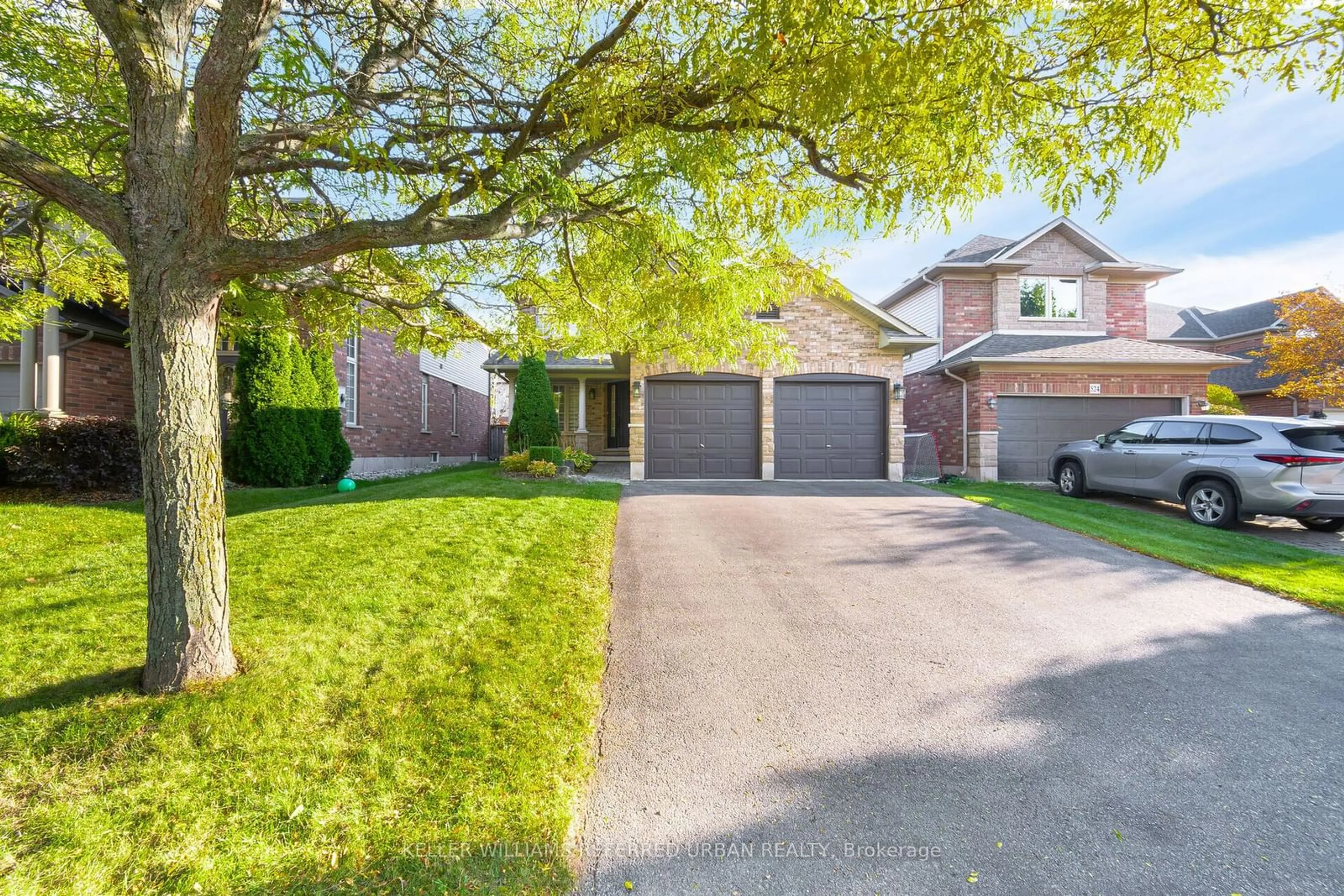 Frontside or backside of a home, the street view for 522 Larkspur Lane, Burlington Ontario L7T 4L7