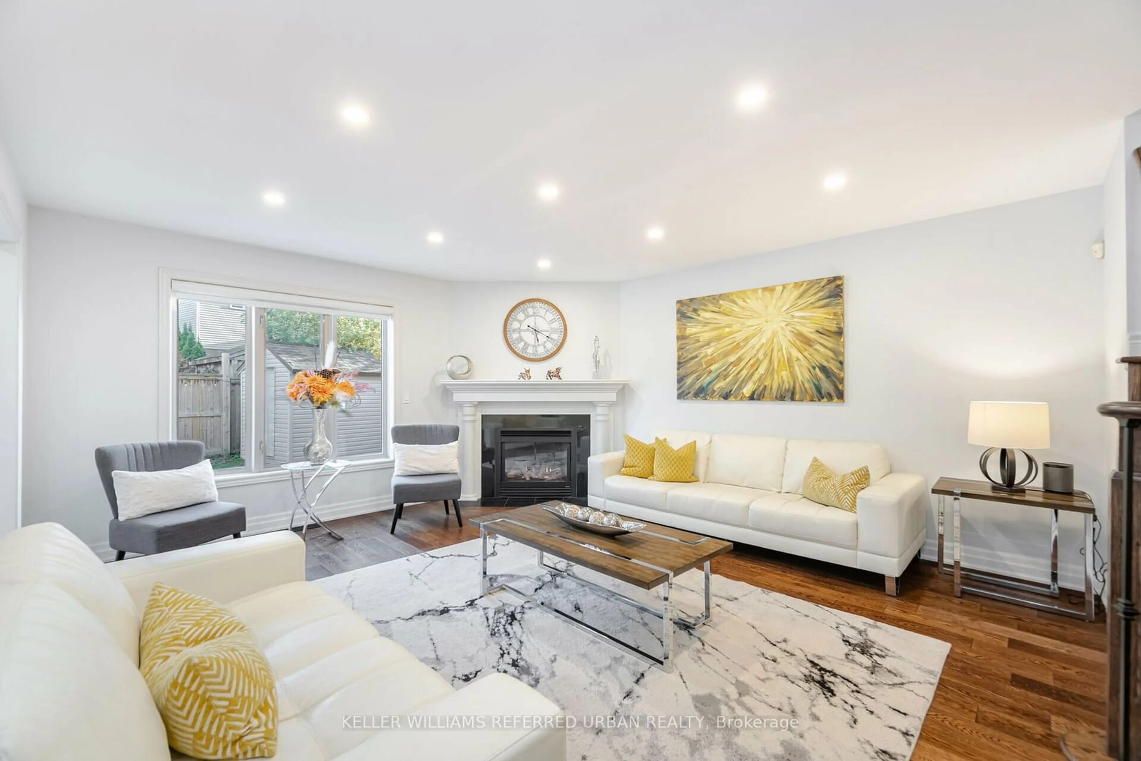 Living room, wood floors for 522 Larkspur Lane, Burlington Ontario L7T 4L7