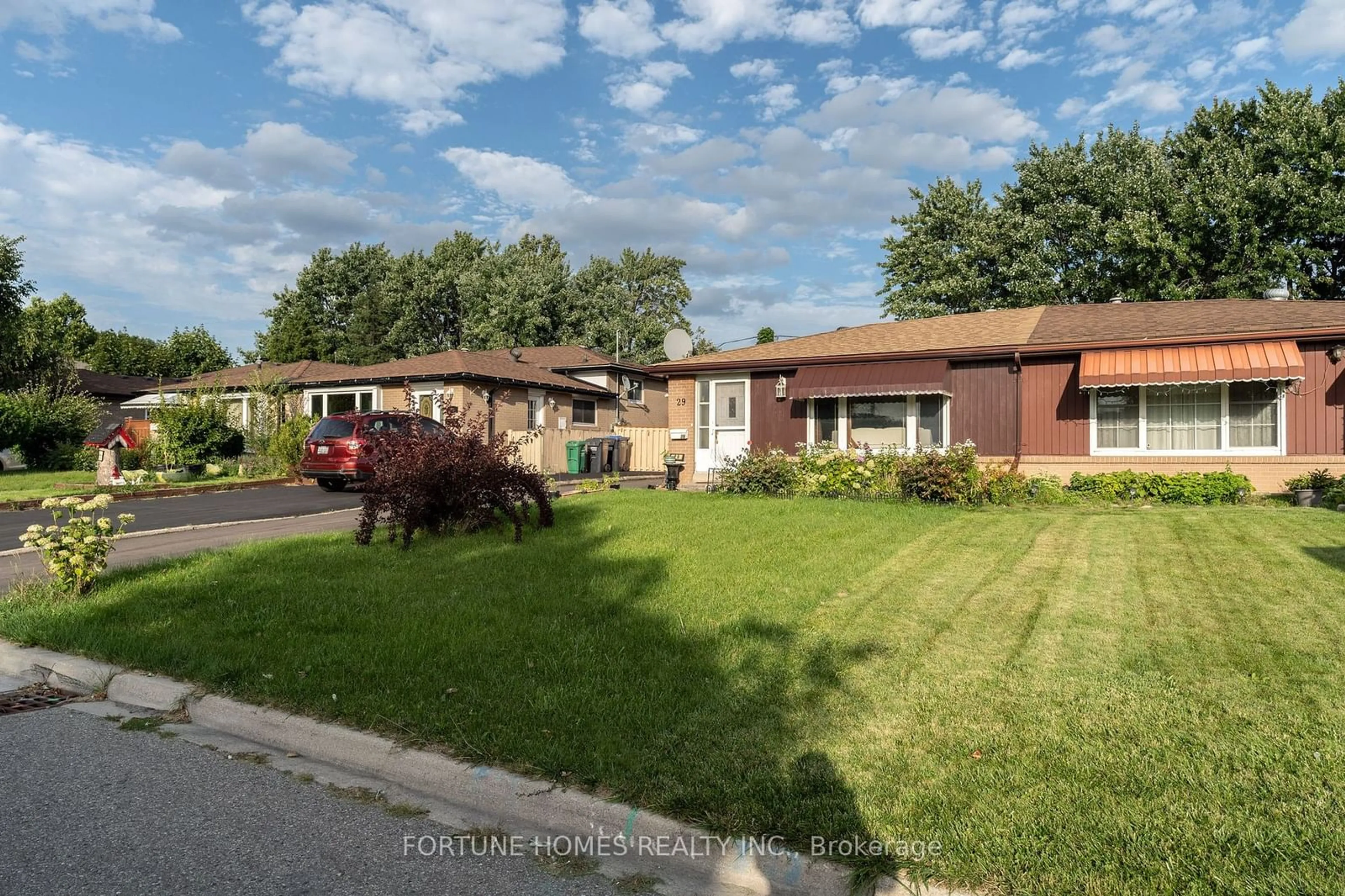 A pic from exterior of the house or condo, the street view for 29 Doncaster Dr, Brampton Ontario L6T 1S8