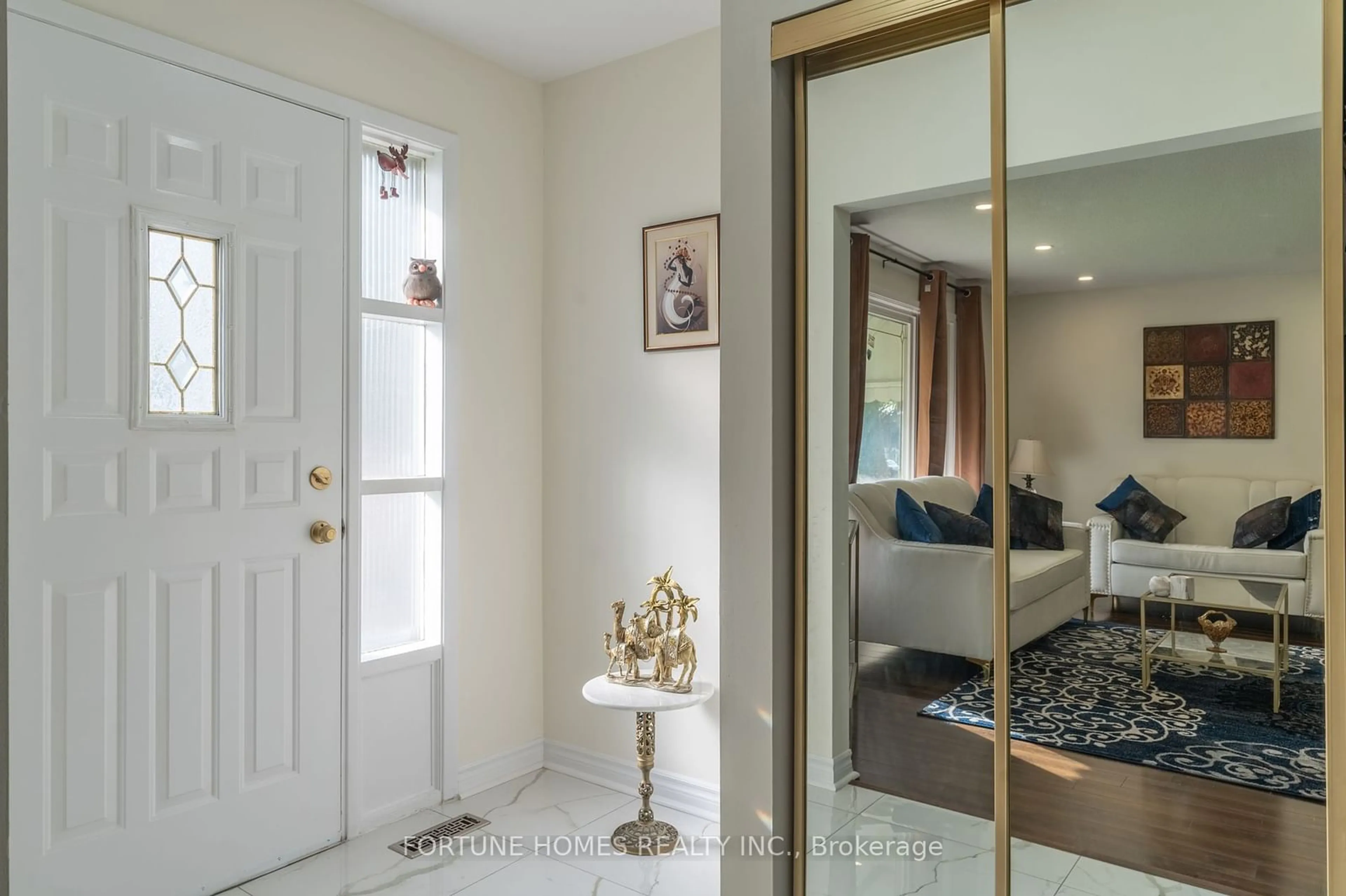 Indoor entryway, wood floors for 29 Doncaster Dr, Brampton Ontario L6T 1S8