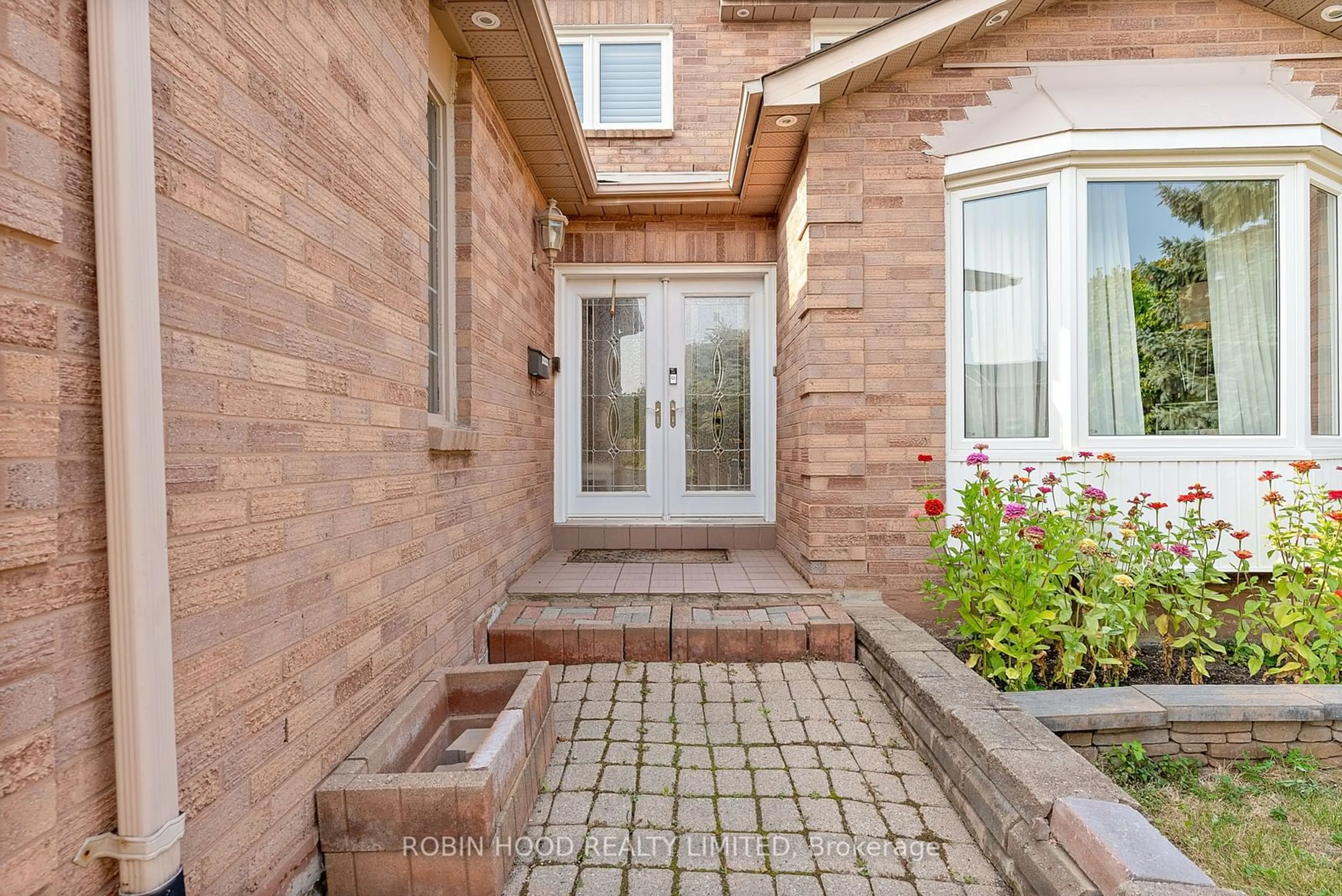 Home with brick exterior material for 22 Strangway Crt, Brampton Ontario L6Z 4L4