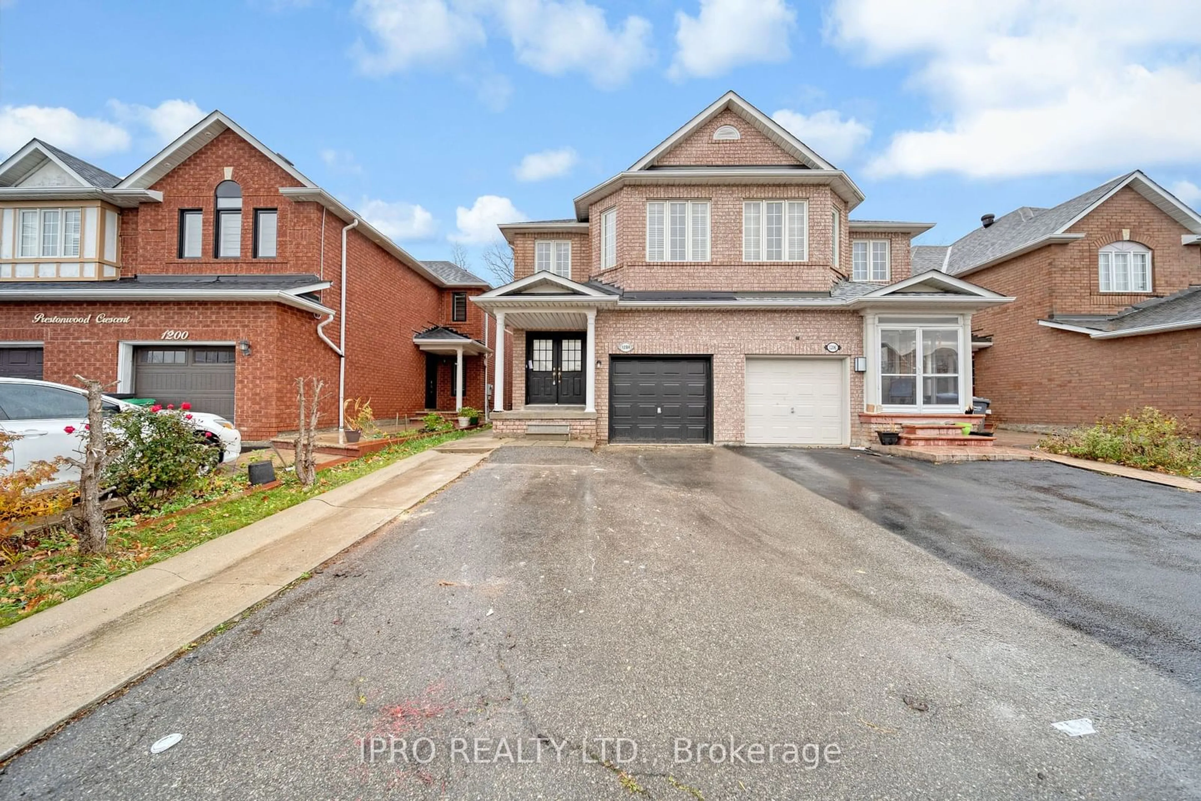 Frontside or backside of a home, the street view for 1204 Prestonwood Cres, Mississauga Ontario L5V 2V3