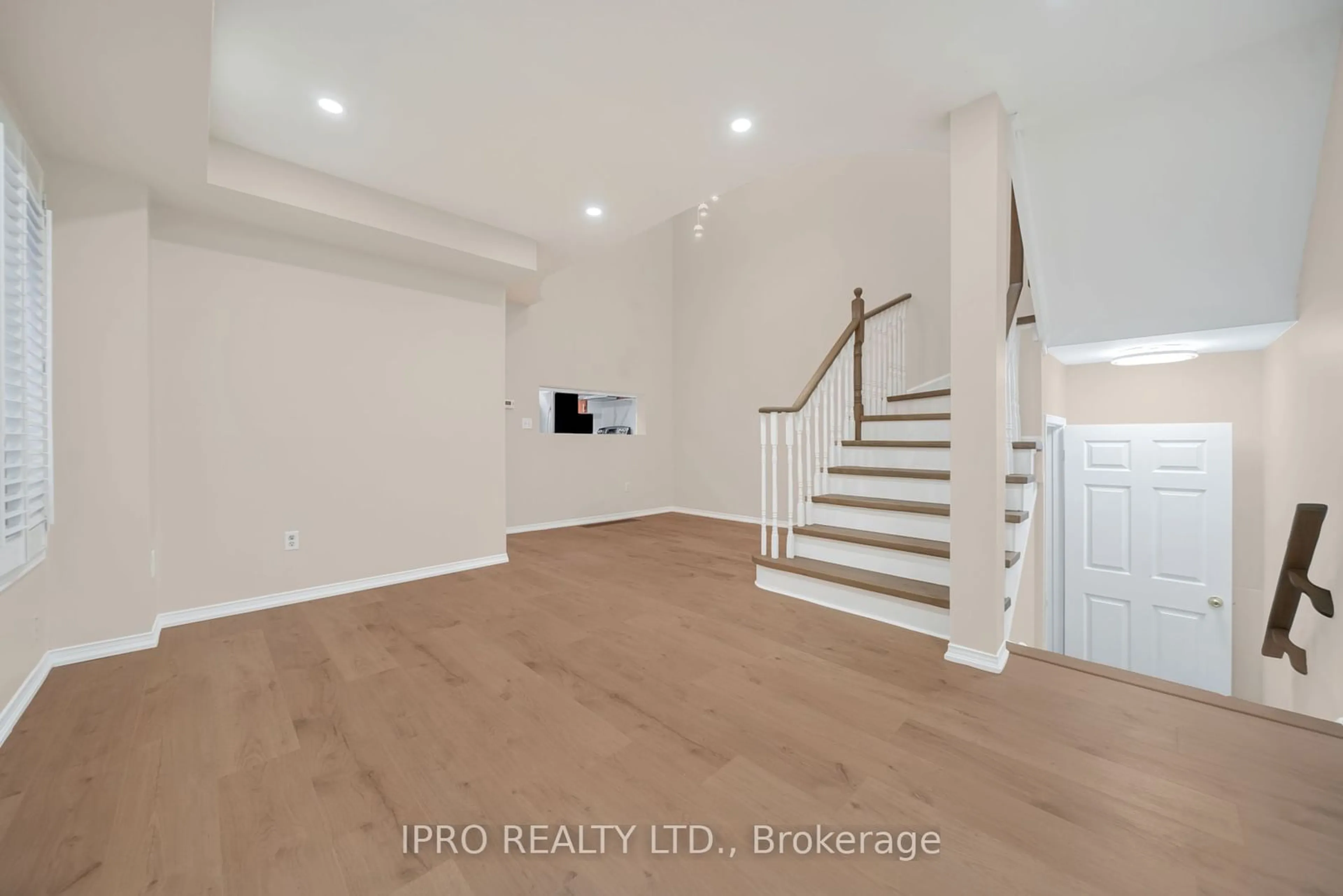 Indoor entryway, wood floors for 1204 Prestonwood Cres, Mississauga Ontario L5V 2V3