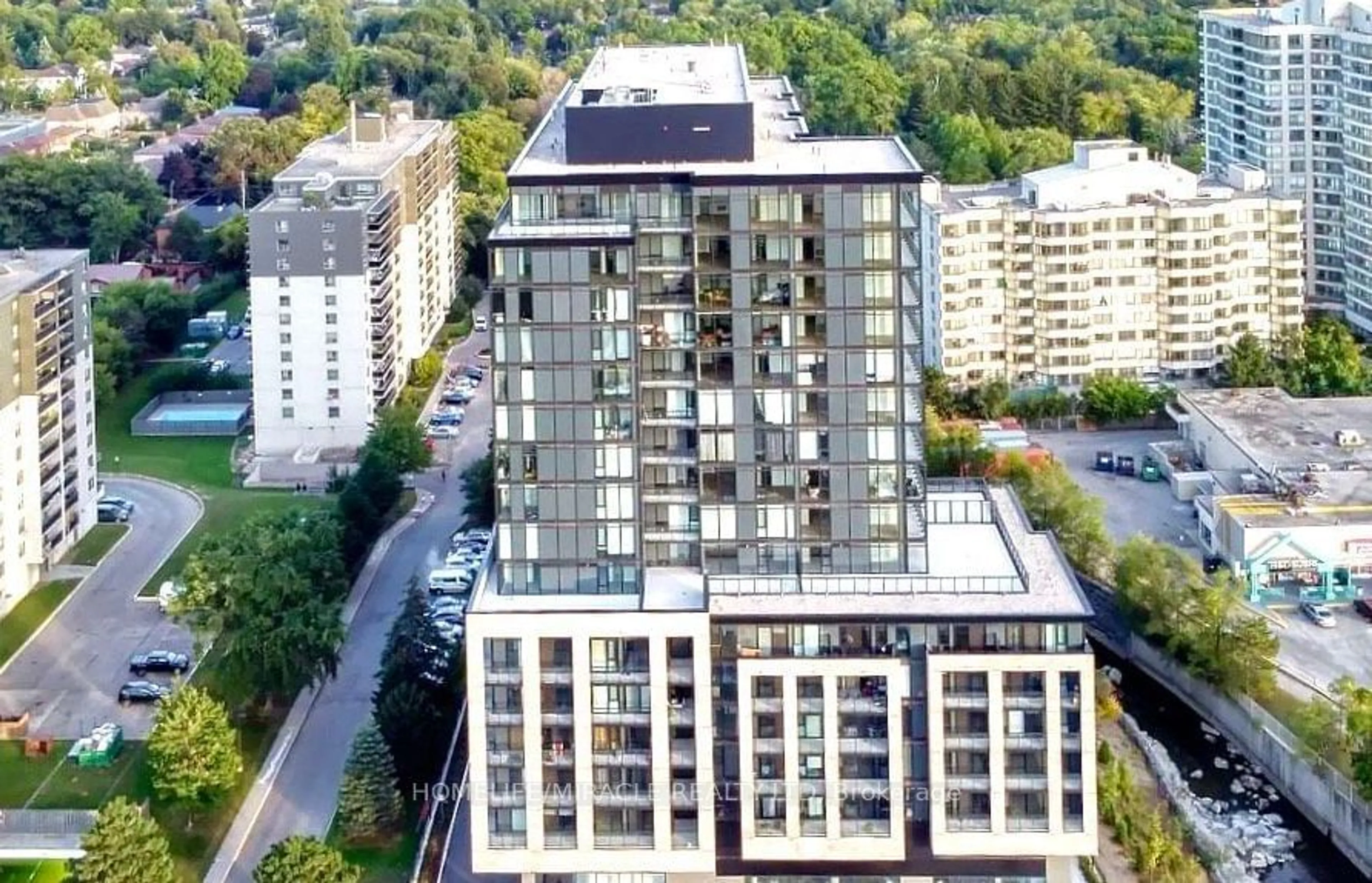 A pic from exterior of the house or condo, the view of city buildings for 86 Dundas St #803, Mississauga Ontario L5A 1W4