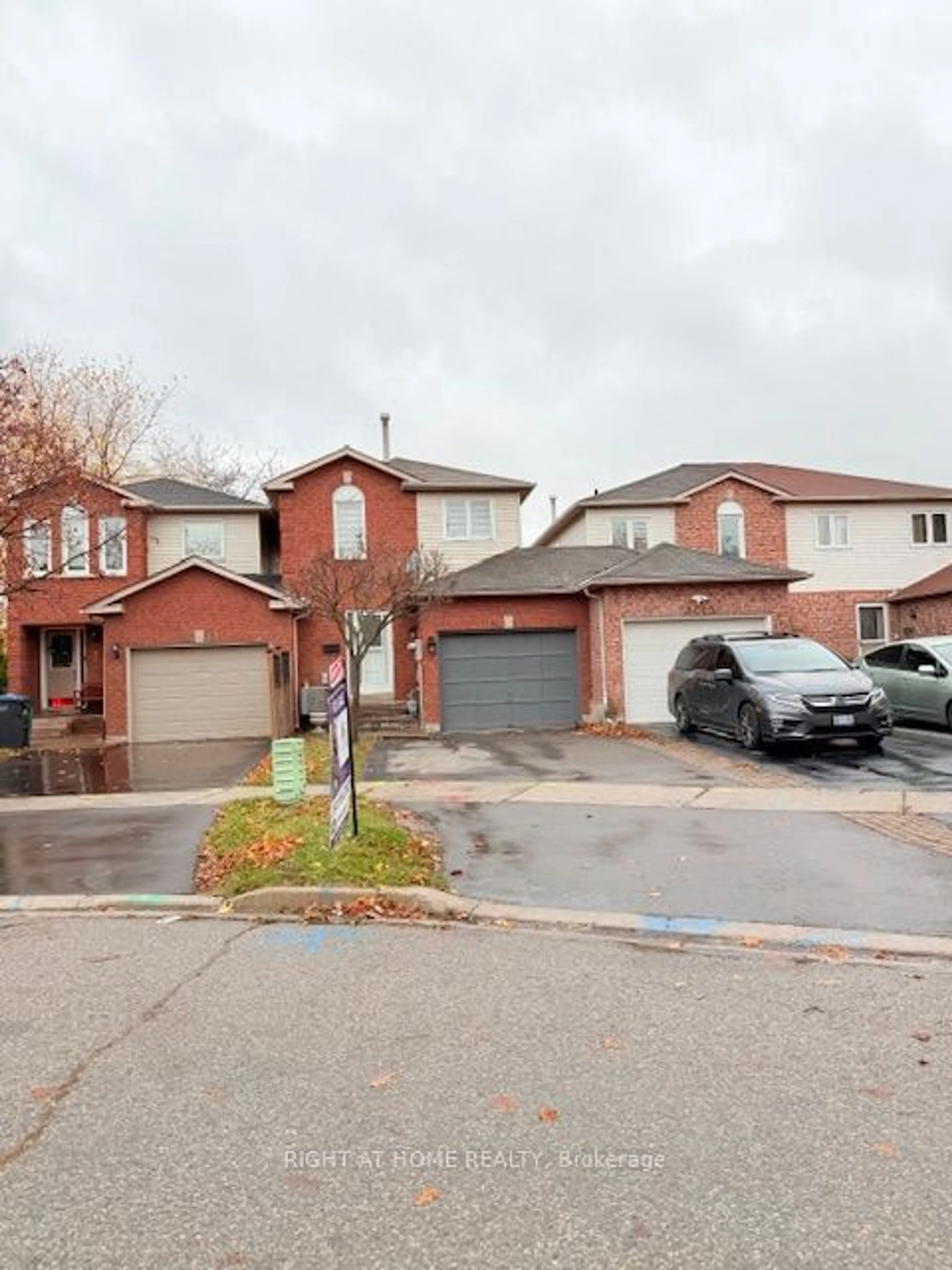 A pic from exterior of the house or condo, the street view for 3443 Nighthawk Tr, Mississauga Ontario L5N 6G4