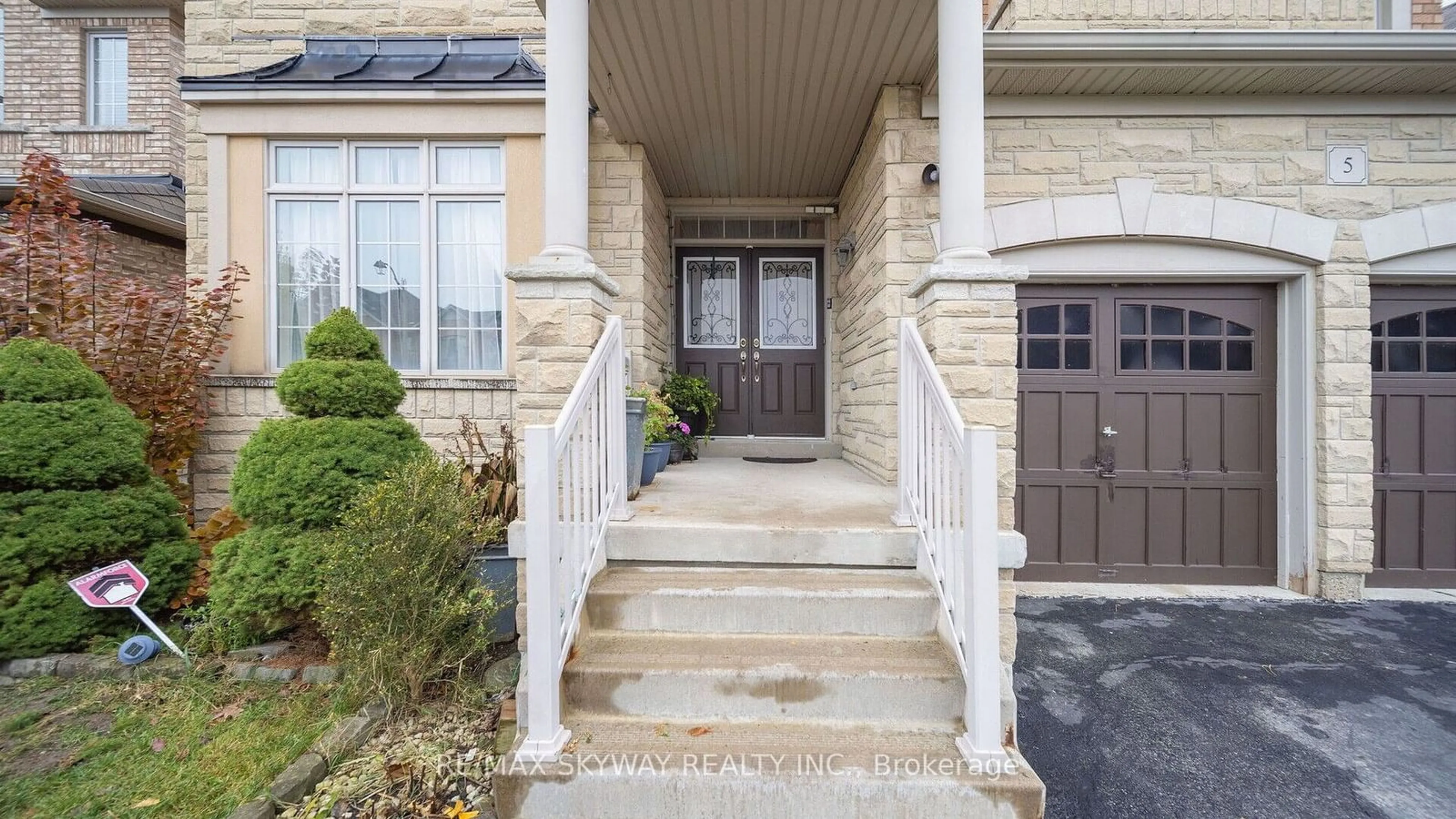 Indoor entryway, wood floors for 5 Kerrigan Dr, Brampton Ontario L6R 0S4