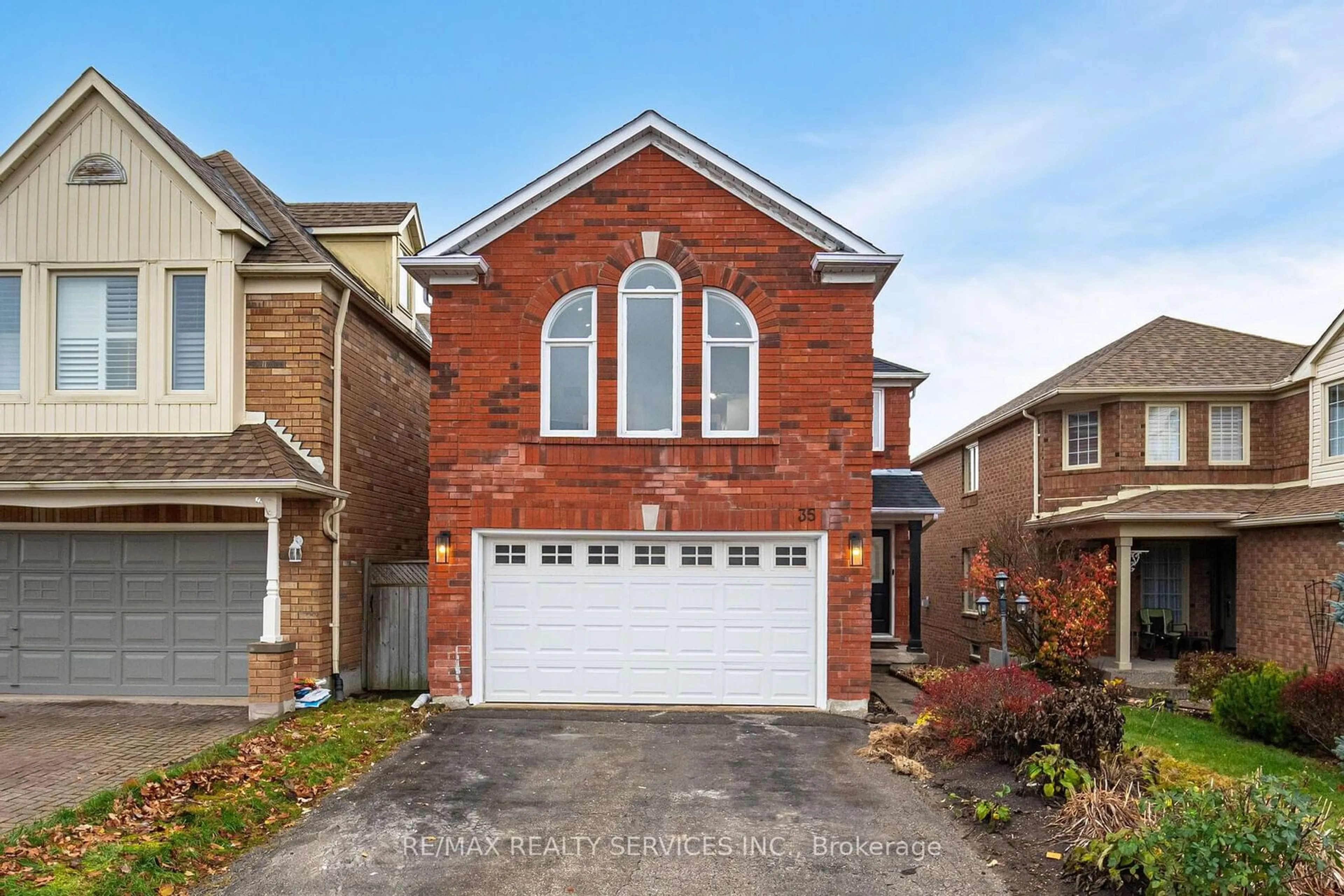 Home with brick exterior material for 35 Forestgrove Circ, Brampton Ontario L6Z 4T4