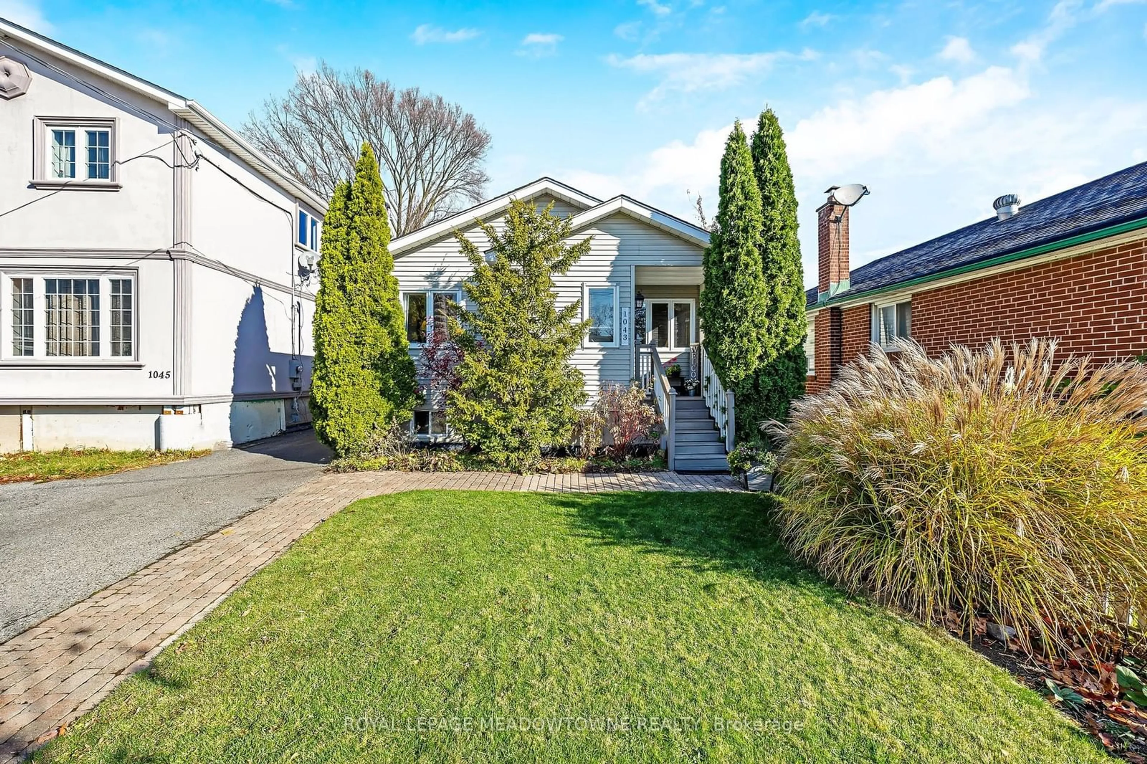 Frontside or backside of a home, the fenced backyard for 1043 Cawthra Rd, Mississauga Ontario L5G 4K4