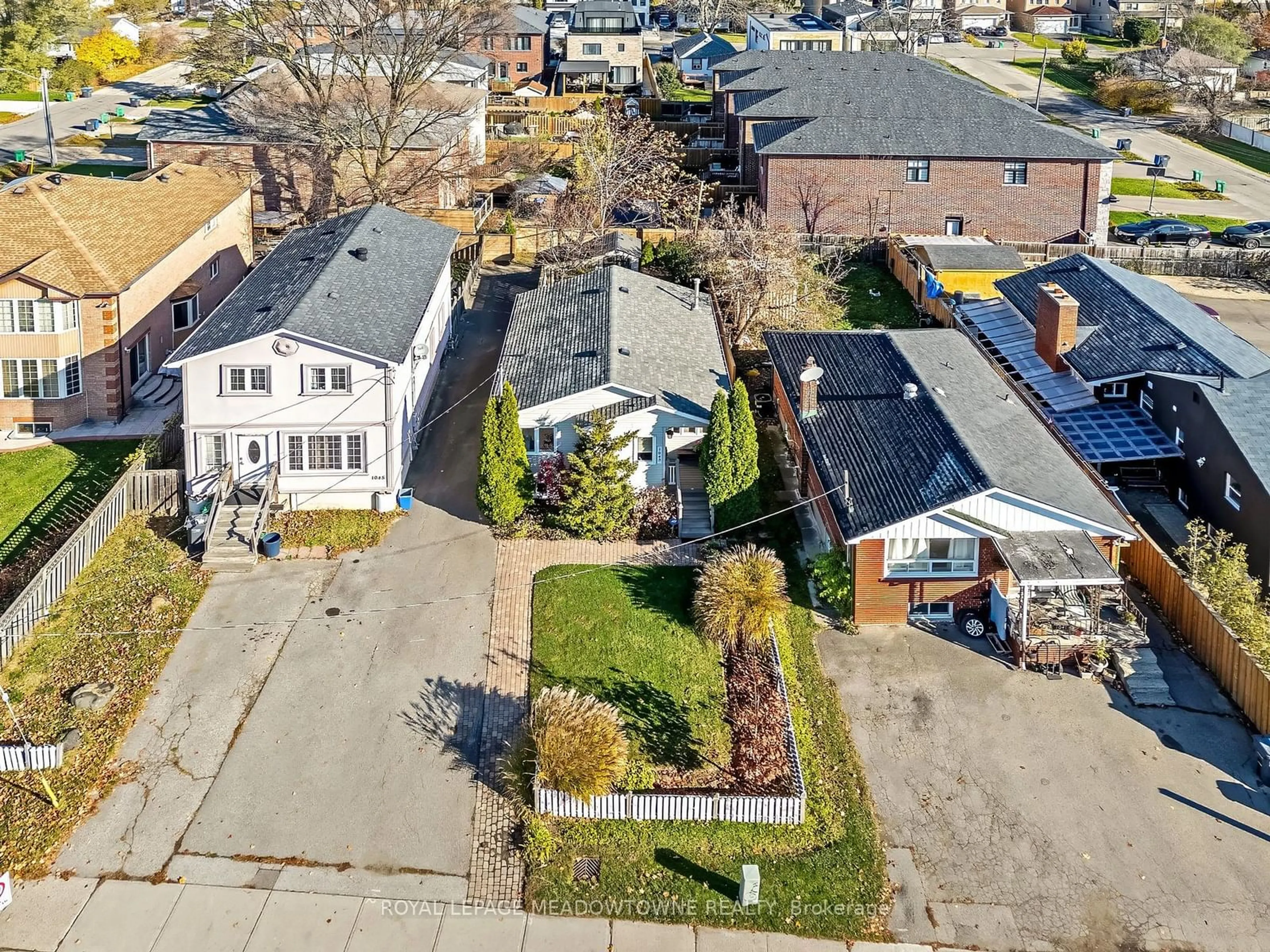 Frontside or backside of a home, the fenced backyard for 1043 Cawthra Rd, Mississauga Ontario L5G 4K4