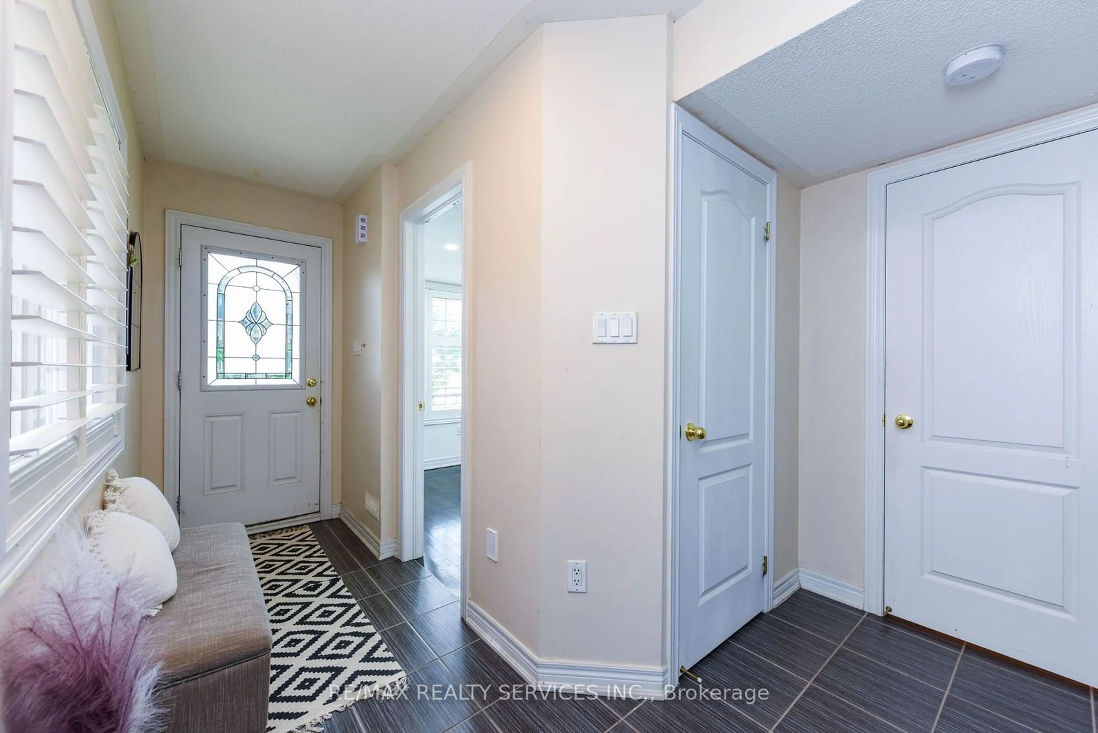 Indoor entryway, carpet floors for 18 Shiraz Dr, Brampton Ontario L6R 0W7